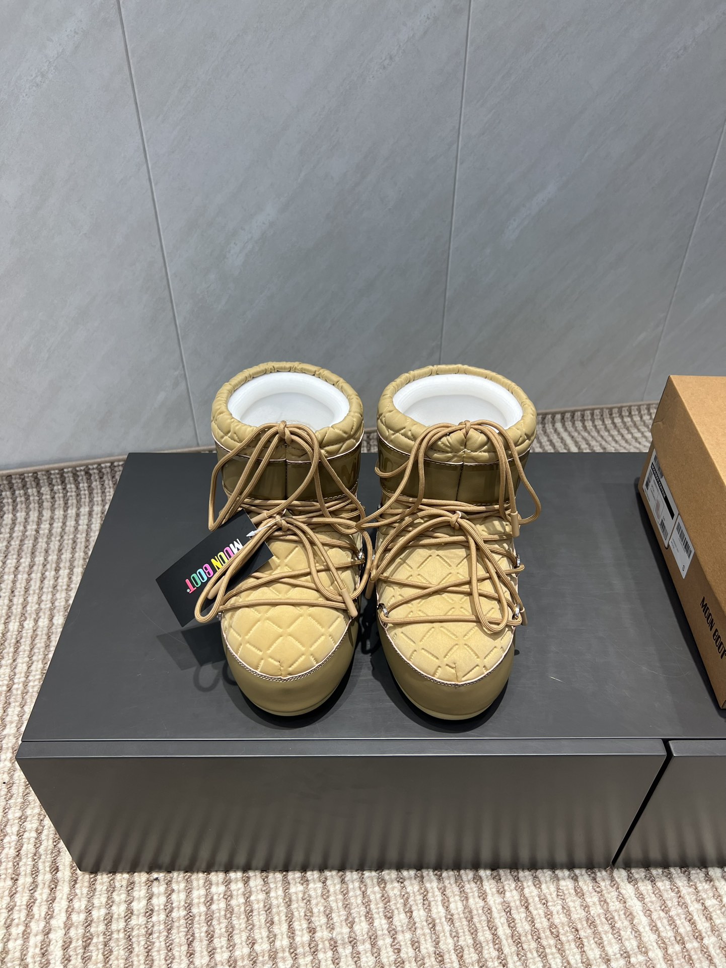 NO:491487,: Embossed 'Exclusive Top Version' (Newly Upgraded Version) Moon Boot 2025vs Fall and Winter Snow Boot Series... [Ugly Cute Moon Snow Boot] Forget UGG, fashionable people are wearing Moon Boot Snow Boot If you can't accept the revival of UGG, now there is a more alternative snow boot that has been back, with an inner height of 4 cm. That is Moon Boot Moon Boot was already very popular in the millennium. Back then, celebrities such as paris hilton and victoria beckham often wore it. Now the Y2K trend is popular again. The same QQ show outfit for Piyou, the ugly cute snow boots that were shown by ten thousand people have turned red again, regardless of men or women, and look at the giant giant making it look slim and warm and easy to wear... Fabric: Original customization/cowhide/high mercerized tarp lining: original silk cotton inner lining  Fighting pad: Original silk cotton inner liner Outsole: Original open mold dual-color non-slip large sole Sole Thickness: 4cm (including internal height increase) Number of codes: 35-40 (customized for 41.42.43) Packaging: Original full set of packaging Color: Simultaneous update of official website, snow boots, boots, cowhide19860909:压花款《独家顶级版本》（全新升级版本） Moon Boot2025vs秋冬季爆款雪地靴系列……【丑萌月亮雪地靴】 忘了UGG吧,时髦人都在穿Moon Boot雪地靴 如果你难以接受UGG的复兴 那现在有一款更另类的雪地靴又杀回来了,内增高4 cm 那就是Moon Boot月亮靴 在千禧年就已经非常火了 当年paris hilton、victoria beckham  等名人经常穿它,如今Y2K风潮再次流行,痞幼同款QQ秀穿搭,万人大秀的丑萌雪地靴重新翻红,不分男女不分左右,看着巨无霸巨显瘦还暖和好穿…… 面料: 原版定制/牛皮/高丝光防水布 内里: 原版丝绵内胆 垫脚: 原版丝绵内胆 大底: 原版开模双色防滑大底 底厚:4cm（含内增高） 码数:35-40（41.42.43定制） 包装:原版全套包装 颜色:官网同步更新,雪地靴,boots,cowhide,Women's Shoes