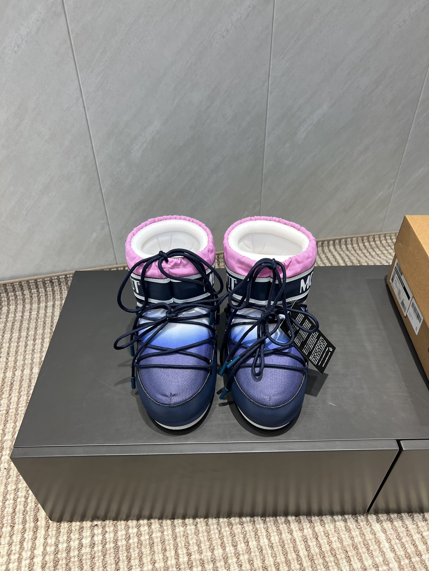 NO:491495,: Printed 'Exclusive Top Version' (new upgraded version) Moon Boot 2025vs Fall and Winter Snow Boot Series... [Ugly Cute Moon Snow Boots] Forget UGG, fashionable people are wearing Moon Boot Snow Boots If you can't accept the revival of UGG, now there is a more alternative snow boot that has been back, with an inner height of 4 cm. That is Moon Boot Moon Boots was already very popular in the millennium. At that time, celebrities such as paris hilton and victoria beckham often wore it. Now the Y2K trend is popular again. The same QQ show outfit for Piyou, the ugly cute snow boots that were shown by ten thousand people have turned red again, regardless of gender, and look at the giant giant, making it look slim and warm and easy to wear... Fabric: Original customization/cowhide/high mercerized tarp lining: original silk cotton inner lining  Fighting pad: Original silk cotton inner liner Outsole: Original open mold dual-color non-slip large sole Sole Thickness: 4cm (including internal height increase) Number of codes: 35-40 (customized for 41.42.43) Packaging: Original full set of packaging Color: Simultaneous update of official website, snow boots, boots, cowhide19860909:打印款《独家顶级版本》（全新升级版本） Moon Boot2025vs秋冬季爆款雪地靴系列……【丑萌月亮雪地靴】 忘了UGG吧,时髦人都在穿Moon Boot雪地靴 如果你难以接受UGG的复兴 那现在有一款更另类的雪地靴又杀回来了,内增高4 cm 那就是Moon Boot月亮靴 在千禧年就已经非常火了 当年paris hilton、victoria beckham  等名人经常穿它,如今Y2K风潮再次流行,痞幼同款QQ秀穿搭,万人大秀的丑萌雪地靴重新翻红,不分男女不分左右,看着巨无霸巨显瘦还暖和好穿…… 面料: 原版定制/牛皮/高丝光防水布 内里: 原版丝绵内胆 垫脚: 原版丝绵内胆 大底: 原版开模双色防滑大底 底厚:4cm（含内增高） 码数:35-40（41.42.43定制） 包装:原版全套包装 颜色:官网同步更新,雪地靴,boots,cowhide,Women's Shoes