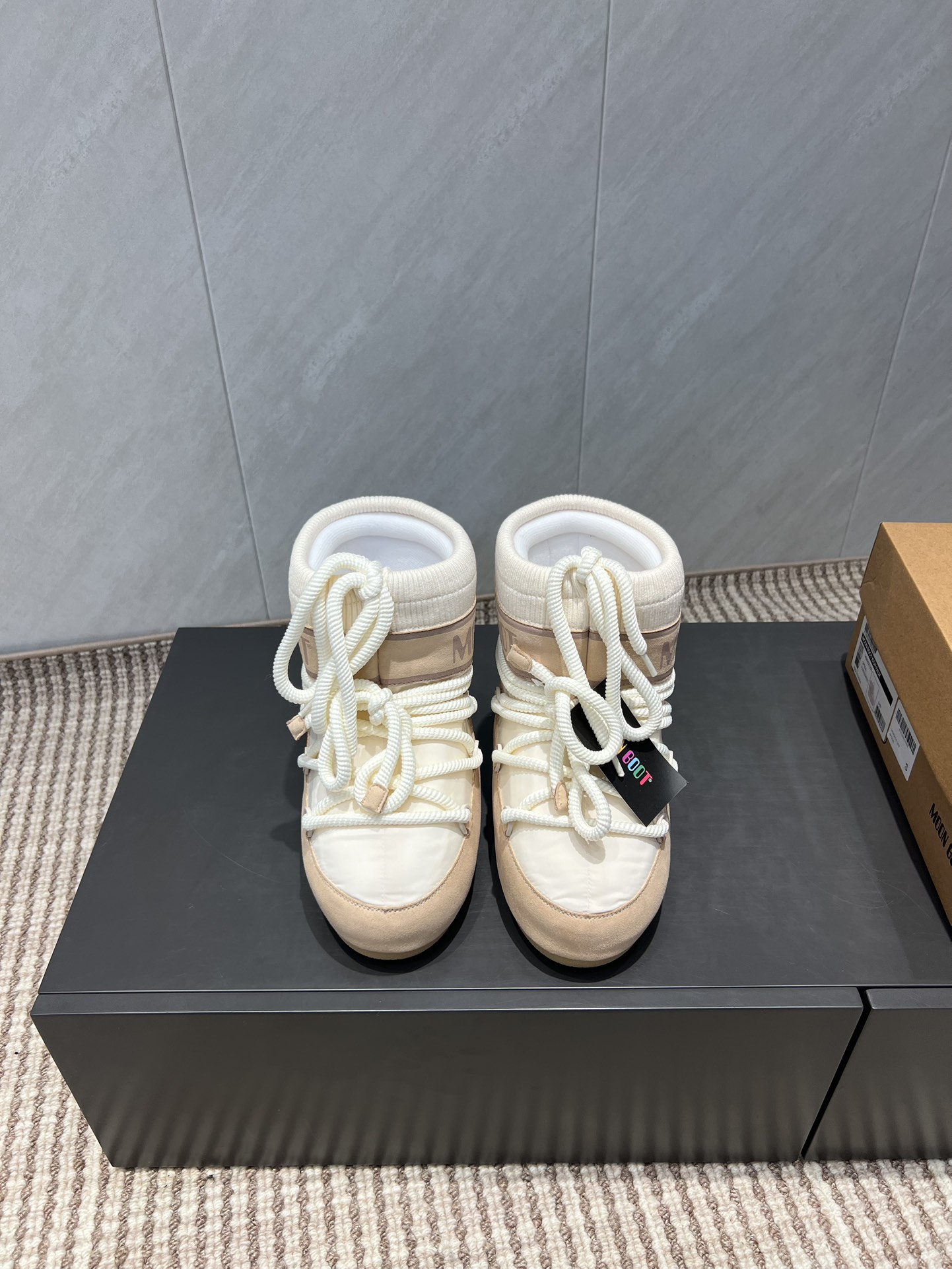 NO:491504,:Flying style 'Exclusive Top Version' (new upgraded version) Moon Boot 2025vs autumn and winter popular snow boot series... [Ugly cute moon snow boots] Forget UGG, fashionable people are wearing Moon Boot snow boots If you can't accept the revival of UGG, now there is a more alternative snow boot that has been back, with an inner height of 4 cm, that is Moon Boot moon boots. It was already very popular in the millennium. Back then, celebrities such as paris hilton and victoria beckham often wore it. Now the Y2K trend is popular again, and the same QQ show out the same style of Piyou, the ugly cute snow boots that were shown by ten thousand people have turned red again, regardless of men or women, and looking at the giant giant, it looks slim and warm and easy to wear... Fabric: Original customization/cowhide/high mercerized tarp lining: original silk cotton inner lining  Fighting pad: Original silk cotton inner liner Outsole: Original open mold dual-color non-slip large sole Sole Thickness: 4cm (including internal height increase) Number of codes: 35-40 (customized for 41.42.43) Packaging: Original full set of packaging Color: Simultaneous update of official website, snow boots, boots, cowhide19860909:飞织款《独家顶级版本》（全新升级版本） Moon Boot2025vs秋冬季爆款雪地靴系列……【丑萌月亮雪地靴】 忘了UGG吧,时髦人都在穿Moon Boot雪地靴 如果你难以接受UGG的复兴 那现在有一款更另类的雪地靴又杀回来了,内增高4 cm 那就是Moon Boot月亮靴 在千禧年就已经非常火了 当年paris hilton、victoria beckham  等名人经常穿它,如今Y2K风潮再次流行,痞幼同款QQ秀穿搭,万人大秀的丑萌雪地靴重新翻红,不分男女不分左右,看着巨无霸巨显瘦还暖和好穿…… 面料: 原版定制/牛皮/高丝光防水布 内里: 原版丝绵内胆 垫脚: 原版丝绵内胆 大底: 原版开模双色防滑大底 底厚:4cm（含内增高） 码数:35-40（41.42.43定制） 包装:原版全套包装 颜色:官网同步更新,雪地靴,boots,cowhide,Women's Shoes