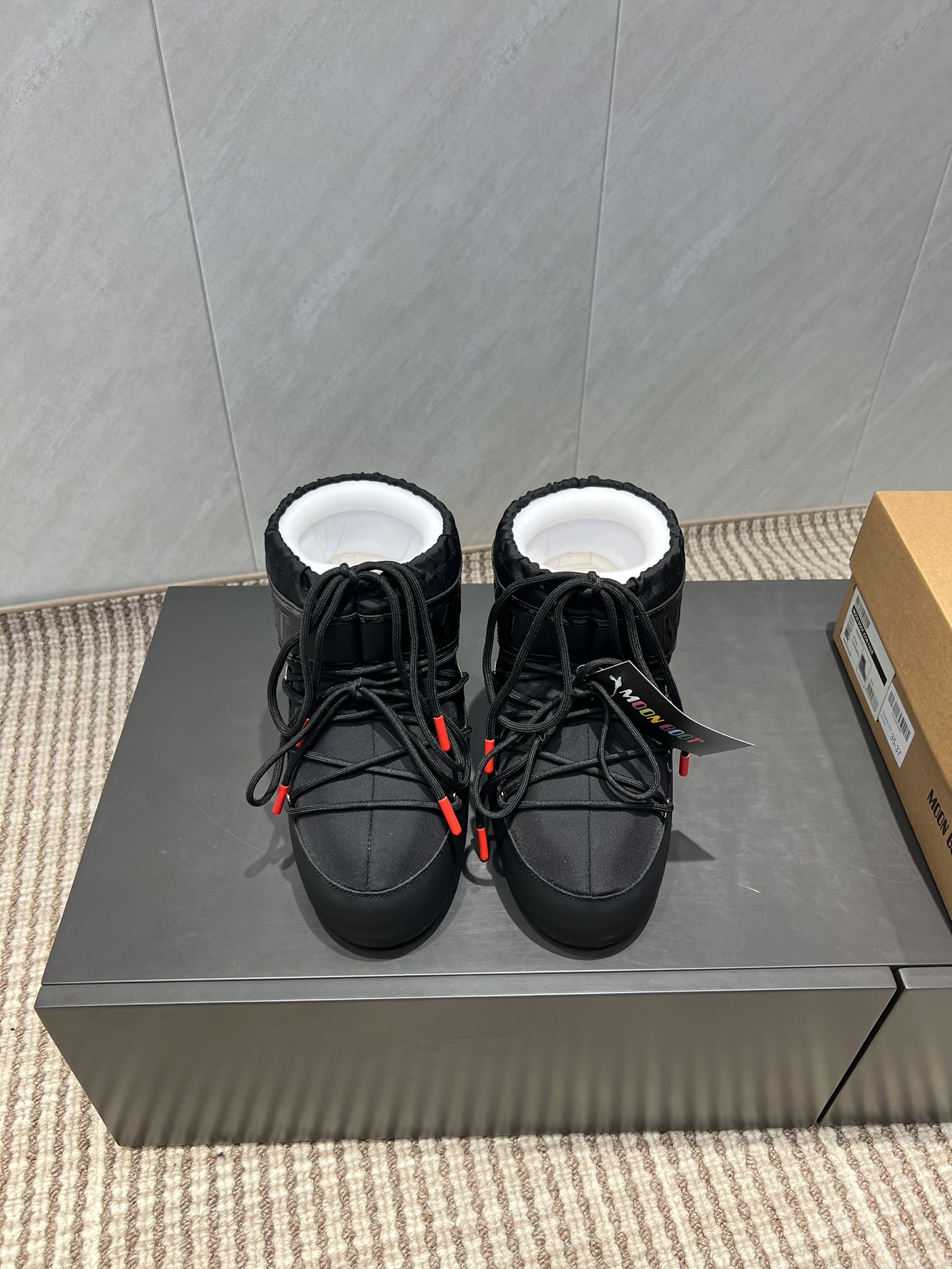 NO:491579,: Short boots 'Exclusive Top Version' (new upgraded version) Moon Boot 2025vs Fall and Winter Snow Boot Series... [Ugly Cute Moon Snow Boots] Forget UGG, fashionable people are wearing Moon Boot Snow Boots If you can't accept the revival of UGG, now there is a more alternative snow boot that has been back, with an inner height of 4 cm. That is Moon Boot Moon Boots was already very popular in the millennium. At that time, celebrities such as paris hilton and victoria beckham often wore it. Now the Y2K trend is popular again. The same QQ show outfits of Piyou, the ugly and cute snow boots that were shown by tens of thousands of people have turned red again, regardless of gender, and the giant looks slim and warm and easy to wear... Fabric: Original customization/cowhide/high mercerized tarp lining: original silk cotton inner lining  Fighting pad: Original silk cotton inner liner Outsole: Original open mold dual-color non-slip large sole Sole Thickness: 4cm (including internal height increase) Number of codes: 35-40 (customized for 41.42.43) Packaging: Original full set of packaging Color: Simultaneous update of official website, snow boots, boots, cowhide19860909:短靴《独家顶级版本》（全新升级版本） Moon Boot2025vs秋冬季爆款雪地靴系列……【丑萌月亮雪地靴】 忘了UGG吧,时髦人都在穿Moon Boot雪地靴 如果你难以接受UGG的复兴 那现在有一款更另类的雪地靴又杀回来了,内增高4 cm 那就是Moon Boot月亮靴 在千禧年就已经非常火了 当年paris hilton、victoria beckham  等名人经常穿它,如今Y2K风潮再次流行,痞幼同款QQ秀穿搭,万人大秀的丑萌雪地靴重新翻红,不分男女不分左右,看着巨无霸巨显瘦还暖和好穿…… 面料: 原版定制/牛皮/高丝光防水布 内里: 原版丝绵内胆 垫脚: 原版丝绵内胆 大底: 原版开模双色防滑大底 底厚:4cm（含内增高） 码数:35-40（41.42.43定制） 包装:原版全套包装 颜色:官网同步更新,雪地靴,boots,cowhide,Women's Shoes