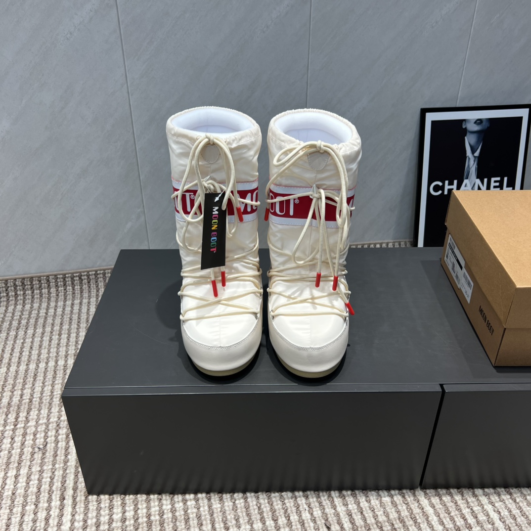 NO:491585,:High boots 'Exclusive Top Version' (new upgraded version) Moon Boot 2025vs Fall and Winter Snow Boot Series... [Ugly Cute Moon Snow Boots] Forget UGG, fashionable people are wearing Moon Boot Snow Boots If you can't accept the revival of UGG, now there is a more alternative snow boot that has been back, with an inner height of 4 cm. That is Moon Boot Moon Boots was already very popular in the millennium. Back then, celebrities such as paris hilton and victoria beckham often wore it. Now the Y2K trend is popular again. The same QQ show outfit for Piyou, the ugly cute snow boots that were shown by ten thousand people have turned red again, regardless of men or women, and looking at the giant giant, it looks slim and warm and easy to wear... Fabric: Original customization/cowhide/high mercerized tarp lining: original silk cotton inner lining  Fighting pad: Original silk cotton inner liner Outsole: Original open mold dual-color non-slip large sole Sole Thickness: 4cm (including internal height increase) Number of codes: 35-40 (customized for 41.42.43) Packaging: Original full set of packaging Color: Simultaneous update of official website, snow boots, boots, cowhide19860909:高靴《独家顶级版本》（全新升级版本） Moon Boot2025vs秋冬季爆款雪地靴系列……【丑萌月亮雪地靴】 忘了UGG吧,时髦人都在穿Moon Boot雪地靴 如果你难以接受UGG的复兴 那现在有一款更另类的雪地靴又杀回来了,内增高4 cm 那就是Moon Boot月亮靴 在千禧年就已经非常火了 当年paris hilton、victoria beckham  等名人经常穿它,如今Y2K风潮再次流行,痞幼同款QQ秀穿搭,万人大秀的丑萌雪地靴重新翻红,不分男女不分左右,看着巨无霸巨显瘦还暖和好穿…… 面料: 原版定制/牛皮/高丝光防水布 内里: 原版丝绵内胆 垫脚: 原版丝绵内胆 大底: 原版开模双色防滑大底 底厚:4cm（含内增高） 码数:35-40（41.42.43定制） 包装:原版全套包装 颜色:官网同步更新,雪地靴,boots,cowhide,Women's Shoes