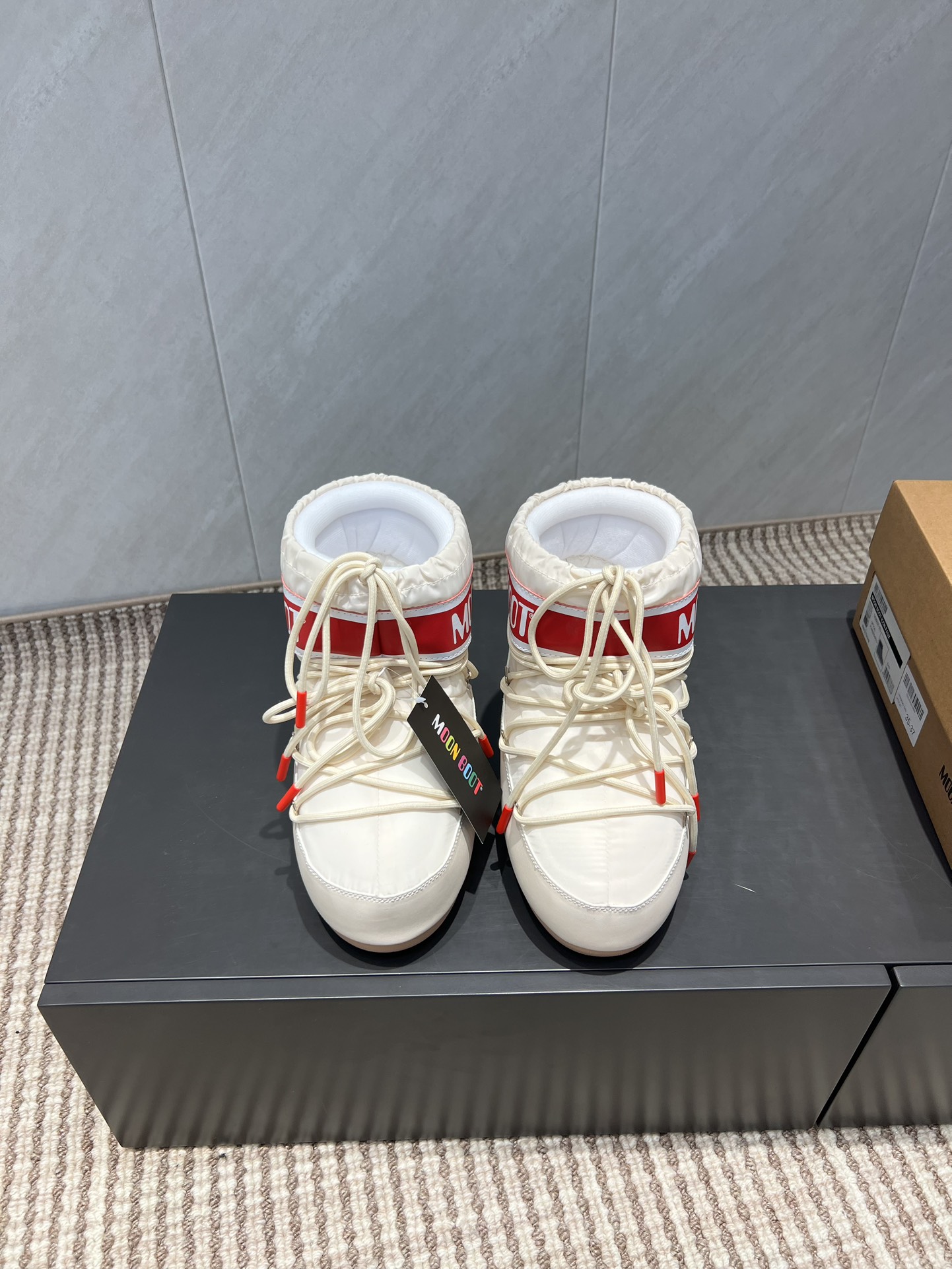 NO:491591,: Short boots 'Exclusive Top Version' (new upgraded version) Moon Boot 2025vs Fall and Winter Snow Boot Series... [Ugly Cute Moon Snow Boots] Forget UGG, fashionable people are wearing Moon Boot Snow Boots If you can't accept the revival of UGG, now there is a more alternative snow boot that has been back, with an inner height of 4 cm. That is Moon Boot Moon Boots was already very popular in the millennium. At that time, celebrities such as paris hilton and victoria beckham often wore it. Now the Y2K trend is popular again. The same QQ show outfits of Piyou, the ugly and cute snow boots that were shown by tens of thousands of people have turned red again, regardless of gender, and the giant looks slim and warm and easy to wear... Fabric: Original customization/cowhide/high mercerized tarp lining: original silk cotton inner lining  Fighting pad: Original silk cotton inner liner Outsole: Original open mold dual-color non-slip large sole Sole Thickness: 4cm (including internal height increase) Number of codes: 35-40 (customized for 41.42.43) Packaging: Original full set of packaging Color: Simultaneous update of official website, snow boots, boots, cowhide19860909:短靴《独家顶级版本》（全新升级版本） Moon Boot2025vs秋冬季爆款雪地靴系列……【丑萌月亮雪地靴】 忘了UGG吧,时髦人都在穿Moon Boot雪地靴 如果你难以接受UGG的复兴 那现在有一款更另类的雪地靴又杀回来了,内增高4 cm 那就是Moon Boot月亮靴 在千禧年就已经非常火了 当年paris hilton、victoria beckham  等名人经常穿它,如今Y2K风潮再次流行,痞幼同款QQ秀穿搭,万人大秀的丑萌雪地靴重新翻红,不分男女不分左右,看着巨无霸巨显瘦还暖和好穿…… 面料: 原版定制/牛皮/高丝光防水布 内里: 原版丝绵内胆 垫脚: 原版丝绵内胆 大底: 原版开模双色防滑大底 底厚:4cm（含内增高） 码数:35-40（41.42.43定制） 包装:原版全套包装 颜色:官网同步更新,雪地靴,boots,cowhide,Women's Shoes