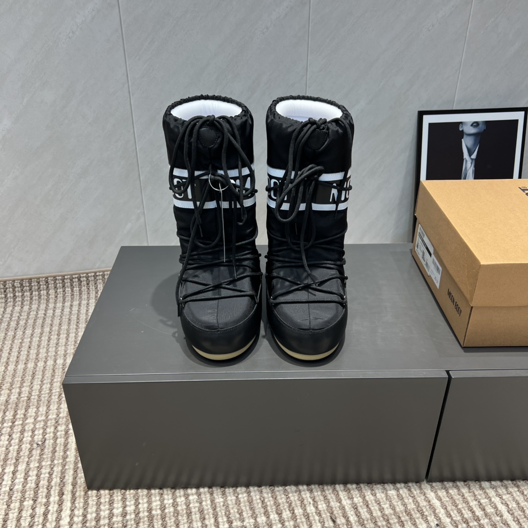 NO:491513,:High boots 'Exclusive Top Version' (new upgraded version) Moon Boot 2025vs Fall and Winter Snow Boot Series... [Ugly Cute Moon Snow Boots] Forget UGG, fashionable people are wearing Moon Boot Snow Boots If you can't accept the revival of UGG, now there is a more alternative snow boot that has been back, with an inner height of 4 cm. That is Moon Boot Moon Boots was already very popular in the millennium. Back then, celebrities such as paris hilton and victoria beckham often wore it. Now the Y2K trend is popular again. The same QQ show outfit for Piyou, the ugly cute snow boots that were shown by ten thousand people have turned red again, regardless of men or women, and looking at the giant giant, it looks slim and warm and easy to wear... Fabric: Original customization/cowhide/high mercerized tarp lining: original silk cotton inner lining  Fighting pad: Original silk cotton inner liner Outsole: Original open mold dual-color non-slip large sole Sole Thickness: 4cm (including internal height increase) Number of codes: 35-40 (customized for 41.42.43) Packaging: Original full set of packaging Color: Simultaneous update of official website, snow boots, boots, cowhide19860909:高靴《独家顶级版本》（全新升级版本） Moon Boot2025vs秋冬季爆款雪地靴系列……【丑萌月亮雪地靴】 忘了UGG吧,时髦人都在穿Moon Boot雪地靴 如果你难以接受UGG的复兴 那现在有一款更另类的雪地靴又杀回来了,内增高4 cm 那就是Moon Boot月亮靴 在千禧年就已经非常火了 当年paris hilton、victoria beckham  等名人经常穿它,如今Y2K风潮再次流行,痞幼同款QQ秀穿搭,万人大秀的丑萌雪地靴重新翻红,不分男女不分左右,看着巨无霸巨显瘦还暖和好穿…… 面料: 原版定制/牛皮/高丝光防水布 内里: 原版丝绵内胆 垫脚: 原版丝绵内胆 大底: 原版开模双色防滑大底 底厚:4cm（含内增高） 码数:35-40（41.42.43定制） 包装:原版全套包装 颜色:官网同步更新,雪地靴,boots,cowhide,Women's Shoes