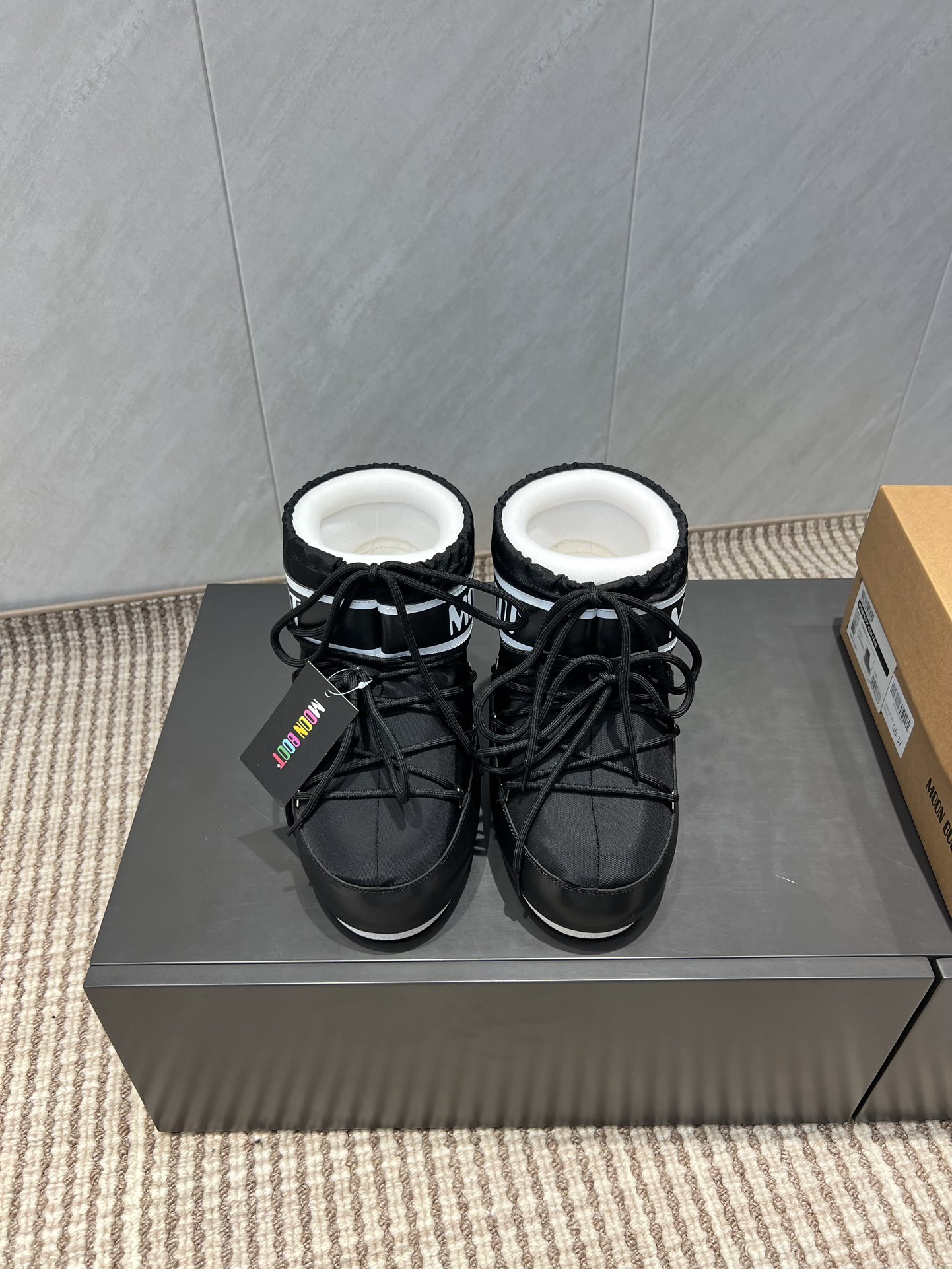 NO:491522,: Short boots 'Exclusive Top Version' (new upgraded version) Moon Boot 2025vs autumn and winter popular snow boot series... [Ugly cute moon snow boots] Forget UGG, fashionable people are wearing Moon Boot snow boots If you can't accept the revival of UGG, now there is a more alternative snow boot that has been back, with an inner height of 4 cm, that is Moon Boot moon boots. It was already very popular in the millennium. Back then, celebrities such as paris hilton and victoria beckham often wore it. Now the Y2K trend is popular again, and the same QQ show out the same style of Piyou, the ugly cute snow boots that were shown by ten thousand people have turned red again, regardless of men or women, and looking at the giant giant, it looks slim and warm and easy to wear... Fabric: Original customization/cowhide/high mercerized tarp lining: original silk cotton inner lining  Fighting pad: Original silk cotton inner liner Outsole: Original open mold dual-color non-slip large sole Sole Thickness: 4cm (including internal height increase) Number of codes: 35-40 (customized for 41.42.43) Packaging: Original full set of packaging Color: Simultaneous update of official website, snow boots, boots, cowhide19860909:短靴《独家顶级版本》（全新升级版本） Moon Boot2025vs秋冬季爆款雪地靴系列……【丑萌月亮雪地靴】 忘了UGG吧,时髦人都在穿Moon Boot雪地靴 如果你难以接受UGG的复兴 那现在有一款更另类的雪地靴又杀回来了,内增高4 cm 那就是Moon Boot月亮靴 在千禧年就已经非常火了 当年paris hilton、victoria beckham  等名人经常穿它,如今Y2K风潮再次流行,痞幼同款QQ秀穿搭,万人大秀的丑萌雪地靴重新翻红,不分男女不分左右,看着巨无霸巨显瘦还暖和好穿…… 面料: 原版定制/牛皮/高丝光防水布 内里: 原版丝绵内胆 垫脚: 原版丝绵内胆 大底: 原版开模双色防滑大底 底厚:4cm（含内增高） 码数:35-40（41.42.43定制） 包装:原版全套包装 颜色:官网同步更新,雪地靴,boots,cowhide,Women's Shoes