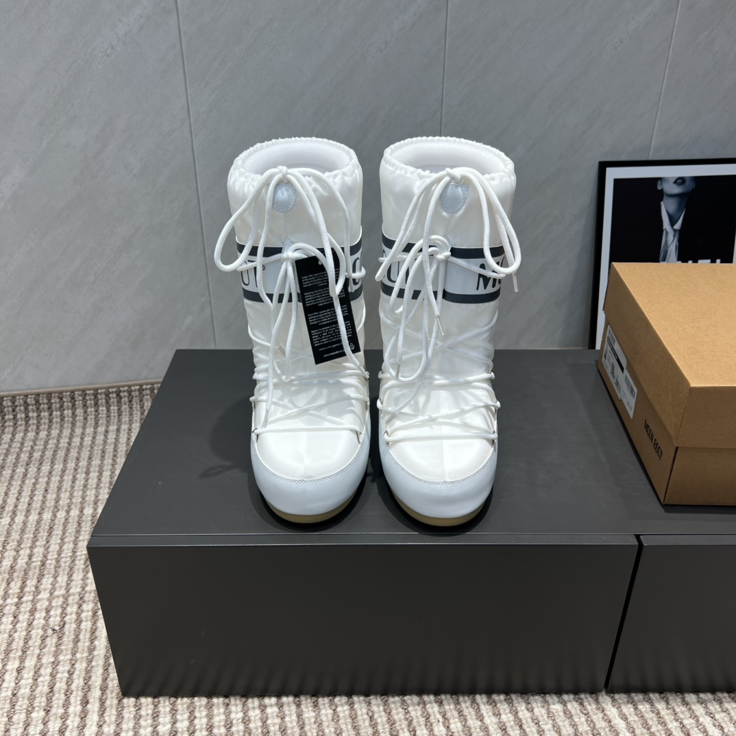 NO:491526,:High boots 'Exclusive Top Version' (new upgraded version) Moon Boot 2025vs Fall and Winter Snow Boot Series... [Ugly Cute Moon Snow Boots] Forget UGG, fashionable people are wearing Moon Boot Snow Boots If you can't accept the revival of UGG, now there is a more alternative snow boot that has been back, with an inner height of 4 cm. That is Moon Boot Moon Boots was already very popular in the millennium. Back then, celebrities such as paris hilton and victoria beckham often wore it. Now the Y2K trend is popular again. The same QQ show outfit for Piyou, the ugly cute snow boots that were shown by ten thousand people have turned red again, regardless of men or women, and looking at the giant giant, it looks slim and warm and easy to wear... Fabric: Original customization/cowhide/high mercerized tarp lining: original silk cotton inner lining  Fighting pad: Original silk cotton inner liner Outsole: Original open mold dual-color non-slip large sole Sole Thickness: 4cm (including internal height increase) Number of codes: 35-40 (customized for 41.42.43) Packaging: Original full set of packaging Color: Simultaneous update of official website, snow boots, boots, cowhide19860909:高靴《独家顶级版本》（全新升级版本） Moon Boot2025vs秋冬季爆款雪地靴系列……【丑萌月亮雪地靴】 忘了UGG吧,时髦人都在穿Moon Boot雪地靴 如果你难以接受UGG的复兴 那现在有一款更另类的雪地靴又杀回来了,内增高4 cm 那就是Moon Boot月亮靴 在千禧年就已经非常火了 当年paris hilton、victoria beckham  等名人经常穿它,如今Y2K风潮再次流行,痞幼同款QQ秀穿搭,万人大秀的丑萌雪地靴重新翻红,不分男女不分左右,看着巨无霸巨显瘦还暖和好穿…… 面料: 原版定制/牛皮/高丝光防水布 内里: 原版丝绵内胆 垫脚: 原版丝绵内胆 大底: 原版开模双色防滑大底 底厚:4cm（含内增高） 码数:35-40（41.42.43定制） 包装:原版全套包装 颜色:官网同步更新,雪地靴,boots,cowhide,Women's Shoes