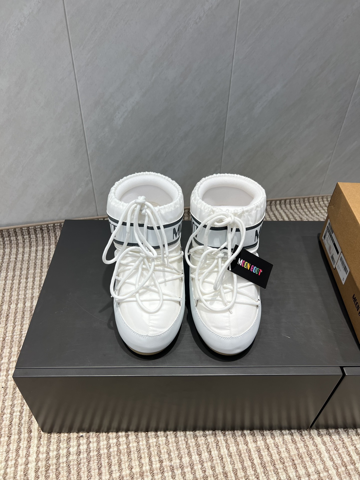 NO:491534,: Short boots 'Exclusive Top Version' (new upgraded version) Moon Boot 2025vs Fall and Winter Snow Boot Series... [Ugly Cute Moon Snow Boots] Forget UGG, fashionable people are wearing Moon Boot Snow Boots If you can't accept the revival of UGG, now there is a more alternative snow boot that has been back, with an inner height of 4 cm. That is Moon Boot Moon Boots was already very popular in the millennium. At that time, celebrities such as paris hilton and victoria beckham often wore it. Now the Y2K trend is popular again. The same QQ show outfits of Piyou, the ugly and cute snow boots that were shown by tens of thousands of people have turned red again, regardless of gender, and the giant looks slim and warm and easy to wear... Fabric: Original customization/cowhide/high mercerized tarp lining: original silk cotton inner lining  Fighting pad: Original silk cotton inner liner Outsole: Original open mold dual-color non-slip large sole Sole Thickness: 4cm (including internal height increase) Number of codes: 35-40 (customized for 41.42.43) Packaging: Original full set of packaging Color: Simultaneous update of official website, snow boots, boots, cowhide19860909:短靴《独家顶级版本》（全新升级版本） Moon Boot2025vs秋冬季爆款雪地靴系列……【丑萌月亮雪地靴】 忘了UGG吧,时髦人都在穿Moon Boot雪地靴 如果你难以接受UGG的复兴 那现在有一款更另类的雪地靴又杀回来了,内增高4 cm 那就是Moon Boot月亮靴 在千禧年就已经非常火了 当年paris hilton、victoria beckham  等名人经常穿它,如今Y2K风潮再次流行,痞幼同款QQ秀穿搭,万人大秀的丑萌雪地靴重新翻红,不分男女不分左右,看着巨无霸巨显瘦还暖和好穿…… 面料: 原版定制/牛皮/高丝光防水布 内里: 原版丝绵内胆 垫脚: 原版丝绵内胆 大底: 原版开模双色防滑大底 底厚:4cm（含内增高） 码数:35-40（41.42.43定制） 包装:原版全套包装 颜色:官网同步更新,雪地靴,boots,cowhide,Women's Shoes