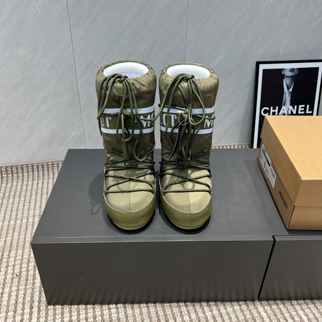 NO:491542,:High boots 'Exclusive Top Version' (new upgraded version) Moon Boot 2025vs Fall and Winter Snow Boot Series... [Ugly Cute Moon Snow Boots] Forget UGG, fashionable people are wearing Moon Boot Snow Boots If you can't accept the revival of UGG, now there is a more alternative snow boot that has been back, with an inner height of 4 cm. That is Moon Boot Moon Boots was already very popular in the millennium. Back then, celebrities such as paris hilton and victoria beckham often wore it. Now the Y2K trend is popular again. The same QQ show outfit for Piyou, the ugly cute snow boots that were shown by ten thousand people have turned red again, regardless of men or women, and looking at the giant giant, it looks slim and warm and easy to wear... Fabric: Original customization/cowhide/high mercerized tarp lining: original silk cotton inner lining  Fighting pad: Original silk cotton inner liner Outsole: Original open mold dual-color non-slip large sole Sole Thickness: 4cm (including internal height increase) Number of codes: 35-40 (customized for 41.42.43) Packaging: Original full set of packaging Color: Simultaneous update of official website, snow boots, boots, cowhide19860909:高靴《独家顶级版本》（全新升级版本） Moon Boot2025vs秋冬季爆款雪地靴系列……【丑萌月亮雪地靴】 忘了UGG吧,时髦人都在穿Moon Boot雪地靴 如果你难以接受UGG的复兴 那现在有一款更另类的雪地靴又杀回来了,内增高4 cm 那就是Moon Boot月亮靴 在千禧年就已经非常火了 当年paris hilton、victoria beckham  等名人经常穿它,如今Y2K风潮再次流行,痞幼同款QQ秀穿搭,万人大秀的丑萌雪地靴重新翻红,不分男女不分左右,看着巨无霸巨显瘦还暖和好穿…… 面料: 原版定制/牛皮/高丝光防水布 内里: 原版丝绵内胆 垫脚: 原版丝绵内胆 大底: 原版开模双色防滑大底 底厚:4cm（含内增高） 码数:35-40（41.42.43定制） 包装:原版全套包装 颜色:官网同步更新,雪地靴,boots,cowhide,Women's Shoes