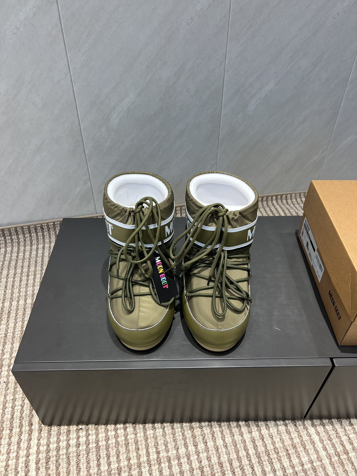 NO:491550,: Short boots 'Exclusive Top Version' (new upgraded version) Moon Boot 2025vs Fall and Winter Snow Boot Series... [Ugly Cute Moon Snow Boots] Forget UGG, fashionable people are wearing Moon Boot Snow Boots If you can't accept the revival of UGG, now there is a more alternative snow boot that has been back, with an inner height of 4 cm. That is Moon Boot Moon Boots was already very popular in the millennium. At that time, celebrities such as paris hilton and victoria beckham often wore it. Now the Y2K trend is popular again. The same QQ show outfits of Piyou, the ugly and cute snow boots that were shown by tens of thousands of people have turned red again, regardless of gender, and the giant looks slim and warm and easy to wear... Fabric: Original customization/cowhide/high mercerized tarp lining: original silk cotton inner lining  Fighting pad: Original silk cotton inner liner Outsole: Original open mold dual-color non-slip large sole Sole Thickness: 4cm (including internal height increase) Number of codes: 35-40 (customized for 41.42.43) Packaging: Original full set of packaging Color: Simultaneous update of official website, snow boots, boots, cowhide19860909:短靴《独家顶级版本》（全新升级版本） Moon Boot2025vs秋冬季爆款雪地靴系列……【丑萌月亮雪地靴】 忘了UGG吧,时髦人都在穿Moon Boot雪地靴 如果你难以接受UGG的复兴 那现在有一款更另类的雪地靴又杀回来了,内增高4 cm 那就是Moon Boot月亮靴 在千禧年就已经非常火了 当年paris hilton、victoria beckham  等名人经常穿它,如今Y2K风潮再次流行,痞幼同款QQ秀穿搭,万人大秀的丑萌雪地靴重新翻红,不分男女不分左右,看着巨无霸巨显瘦还暖和好穿…… 面料: 原版定制/牛皮/高丝光防水布 内里: 原版丝绵内胆 垫脚: 原版丝绵内胆 大底: 原版开模双色防滑大底 底厚:4cm（含内增高） 码数:35-40（41.42.43定制） 包装:原版全套包装 颜色:官网同步更新,雪地靴,boots,cowhide,Women's Shoes