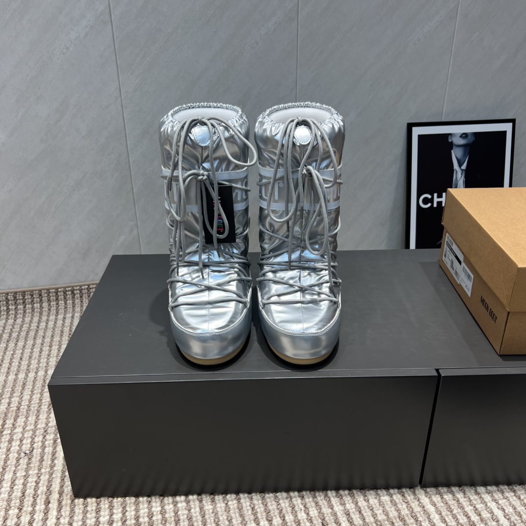 NO:491558,:High boots 'Exclusive Top Version' (new upgraded version) Moon Boot 2025vs Fall and Winter Snow Boot Series... [Ugly Cute Moon Snow Boots] Forget UGG, fashionable people are wearing Moon Boot Snow Boots If you can't accept the revival of UGG, now there is a more alternative snow boot that has been back, with an inner height of 4 cm. That is Moon Boot Moon Boots was already very popular in the millennium. Back then, celebrities such as paris hilton and victoria beckham often wore it. Now the Y2K trend is popular again. The same QQ show outfit for Piyou, the ugly cute snow boots that were shown by ten thousand people have turned red again, regardless of men or women, and looking at the giant giant, it looks slim and warm and easy to wear... Fabric: Original customization/cowhide/high mercerized tarp lining: original silk cotton inner lining  Fighting pad: Original silk cotton inner liner Outsole: Original open mold dual-color non-slip large sole Sole Thickness: 4cm (including internal height increase) Number of codes: 35-40 (customized for 41.42.43) Packaging: Original full set of packaging Color: Simultaneous update of official website, snow boots, boots, cowhide19860909:高靴《独家顶级版本》（全新升级版本） Moon Boot2025vs秋冬季爆款雪地靴系列……【丑萌月亮雪地靴】 忘了UGG吧,时髦人都在穿Moon Boot雪地靴 如果你难以接受UGG的复兴 那现在有一款更另类的雪地靴又杀回来了,内增高4 cm 那就是Moon Boot月亮靴 在千禧年就已经非常火了 当年paris hilton、victoria beckham  等名人经常穿它,如今Y2K风潮再次流行,痞幼同款QQ秀穿搭,万人大秀的丑萌雪地靴重新翻红,不分男女不分左右,看着巨无霸巨显瘦还暖和好穿…… 面料: 原版定制/牛皮/高丝光防水布 内里: 原版丝绵内胆 垫脚: 原版丝绵内胆 大底: 原版开模双色防滑大底 底厚:4cm（含内增高） 码数:35-40（41.42.43定制） 包装:原版全套包装 颜色:官网同步更新,雪地靴,boots,cowhide,Women's Shoes