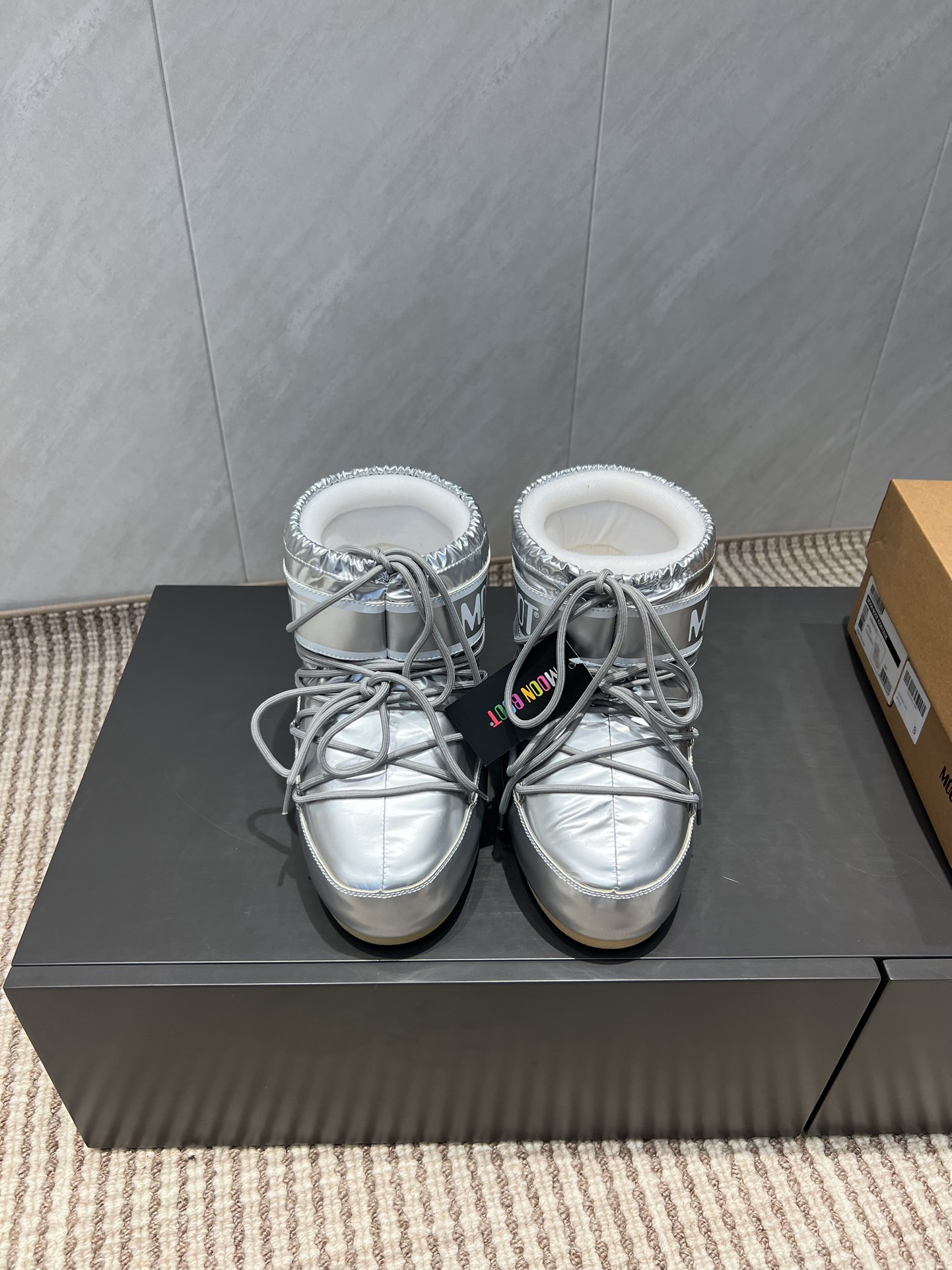 NO:491565,: Short boots 'Exclusive Top Version' (new upgraded version) Moon Boot 2025vs autumn and winter popular snow boot series... [Ugly cute moon snow boots] Forget UGG, fashionable people are wearing Moon Boot snow boots If you can't accept the revival of UGG, now there is a more alternative snow boot that has been back, with an inner height of 4 cm, that is Moon Boot moon boots. It was already very popular in the millennium. Back then, celebrities such as paris hilton and victoria beckham often wore it. Now the Y2K trend is popular again, and the same QQ show out the same style of Piyou, the ugly cute snow boots that were shown by ten thousand people have turned red again, regardless of men and women, and looking at the giant giant, it looks slim and warm and easy to wear... Fabric: Original customization/cowhide/high mercerized tarp lining: original silk cotton inner lining  Fighting pad: Original silk cotton inner liner Outsole: Original open mold dual-color non-slip large sole Sole Thickness: 4cm (including internal height increase) Number of codes: 35-40 (customized for 41.42.43) Packaging: Original full set of packaging Color: Simultaneous update of official website, snow boots, boots, cowhide19860909:短靴《独家顶级版本》（全新升级版本） Moon Boot2025vs秋冬季爆款雪地靴系列……【丑萌月亮雪地靴】 忘了UGG吧,时髦人都在穿Moon Boot雪地靴 如果你难以接受UGG的复兴 那现在有一款更另类的雪地靴又杀回来了,内增高4 cm 那就是Moon Boot月亮靴 在千禧年就已经非常火了 当年paris hilton、victoria beckham  等名人经常穿它,如今Y2K风潮再次流行,痞幼同款QQ秀穿搭,万人大秀的丑萌雪地靴重新翻红,不分男女不分左右,看着巨无霸巨显瘦还暖和好穿…… 面料: 原版定制/牛皮/高丝光防水布 内里: 原版丝绵内胆 垫脚: 原版丝绵内胆 大底: 原版开模双色防滑大底 底厚:4cm（含内增高） 码数:35-40（41.42.43定制） 包装:原版全套包装 颜色:官网同步更新,雪地靴,boots,cowhide,Women's Shoes