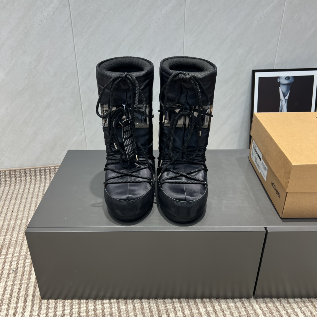 NO:491572,:High boots 'Exclusive Top Version' (new upgraded version) Moon Boot 2025vs Fall and Winter Snow Boot Series... [Ugly Cute Moon Snow Boots] Forget UGG, fashionable people are wearing Moon Boot Snow Boots If you can't accept the revival of UGG, now there is a more alternative snow boot that has been back, with an inner height of 4 cm. That is Moon Boot Moon Boots was already very popular in the millennium. Back then, celebrities such as paris hilton and victoria beckham often wore it. Now the Y2K trend is popular again. The same QQ show outfit for Piyou, the ugly cute snow boots that were shown by ten thousand people have turned red again, regardless of men or women, and looking at the giant giant, it looks slim and warm and easy to wear... Fabric: Original customization/cowhide/high mercerized tarp lining: original silk cotton inner lining  Fighting pad: Original silk cotton inner liner Outsole: Original open mold dual-color non-slip large sole Sole Thickness: 4cm (including internal height increase) Number of codes: 35-40 (customized for 41.42.43) Packaging: Original full set of packaging Color: Simultaneous update of official website, snow boots, boots, cowhide19860909:高靴《独家顶级版本》（全新升级版本） Moon Boot2025vs秋冬季爆款雪地靴系列……【丑萌月亮雪地靴】 忘了UGG吧,时髦人都在穿Moon Boot雪地靴 如果你难以接受UGG的复兴 那现在有一款更另类的雪地靴又杀回来了,内增高4 cm 那就是Moon Boot月亮靴 在千禧年就已经非常火了 当年paris hilton、victoria beckham  等名人经常穿它,如今Y2K风潮再次流行,痞幼同款QQ秀穿搭,万人大秀的丑萌雪地靴重新翻红,不分男女不分左右,看着巨无霸巨显瘦还暖和好穿…… 面料: 原版定制/牛皮/高丝光防水布 内里: 原版丝绵内胆 垫脚: 原版丝绵内胆 大底: 原版开模双色防滑大底 底厚:4cm（含内增高） 码数:35-40（41.42.43定制） 包装:原版全套包装 颜色:官网同步更新,雪地靴,boots,cowhide,Women's Shoes