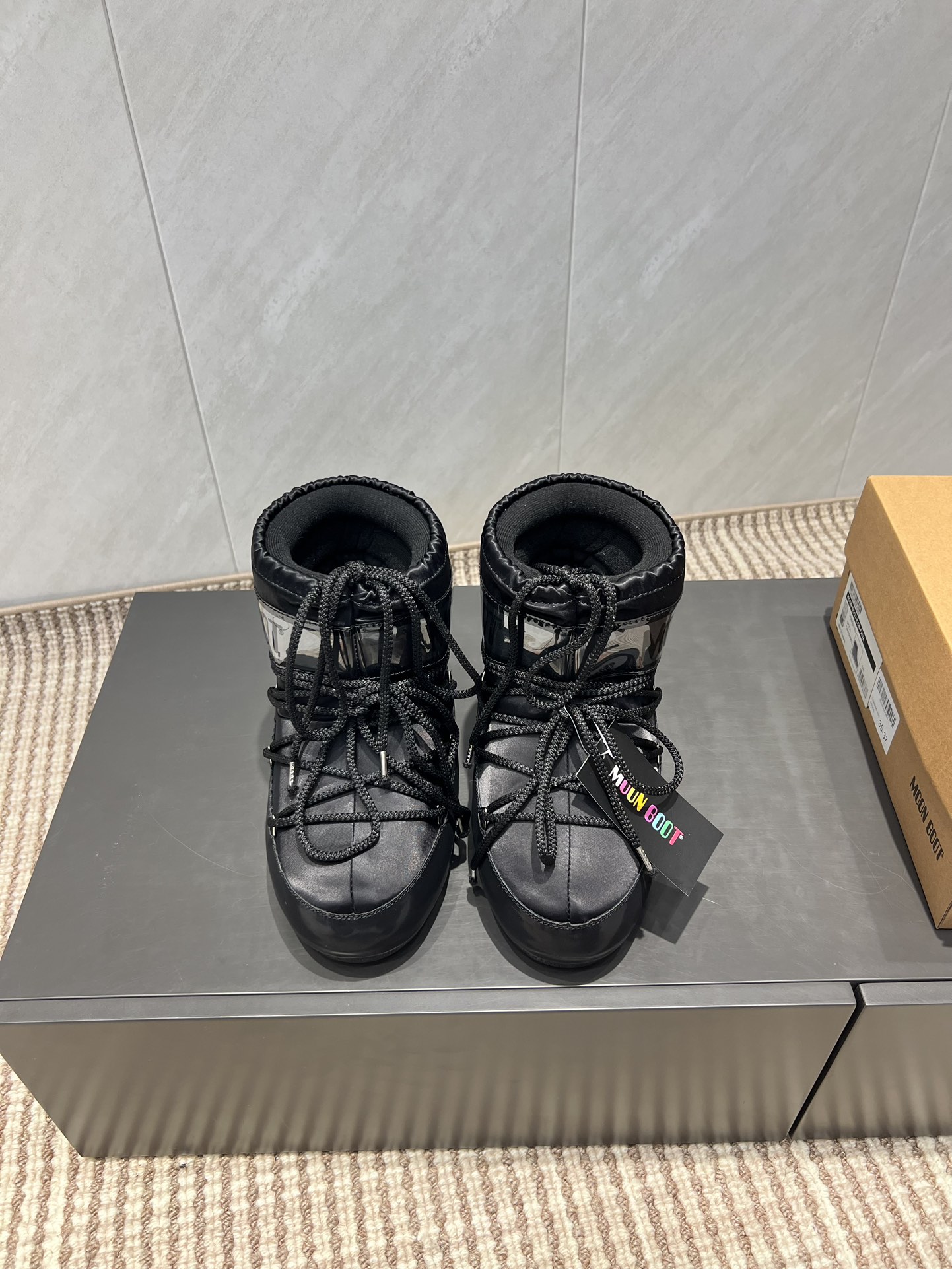 NO:491578,: Short boots 'Exclusive Top Version' (new upgraded version) Moon Boot 2025vs autumn and winter popular snow boot series... [Ugly cute moon snow boots] Forget UGG, fashionable people are wearing Moon Boot snow boots If you can't accept the revival of UGG, now there is a more alternative snow boot that has been back, with an inner height of 4 cm, that is Moon Boot moon boots. It was already very popular in the millennium. Back then, celebrities such as paris hilton and victoria beckham often wore it. Now the Y2K trend is popular again, and the same QQ show out the same style of Piyou, the ugly cute snow boots that were shown by ten thousand people have turned red again, regardless of men and women, and looking at the giant giant, it looks slim and warm and easy to wear... Fabric: Original customization/cowhide/high mercerized tarp lining: original silk cotton inner lining  Fighting pad: Original silk cotton inner liner Outsole: Original open mold dual-color non-slip large sole Sole Thickness: 4cm (including internal height increase) Number of codes: 35-40 (customized for 41.42.43) Packaging: Original full set of packaging Color: Simultaneous update of official website, snow boots, boots, cowhide19860909:短靴《独家顶级版本》（全新升级版本） Moon Boot2025vs秋冬季爆款雪地靴系列……【丑萌月亮雪地靴】 忘了UGG吧,时髦人都在穿Moon Boot雪地靴 如果你难以接受UGG的复兴 那现在有一款更另类的雪地靴又杀回来了,内增高4 cm 那就是Moon Boot月亮靴 在千禧年就已经非常火了 当年paris hilton、victoria beckham  等名人经常穿它,如今Y2K风潮再次流行,痞幼同款QQ秀穿搭,万人大秀的丑萌雪地靴重新翻红,不分男女不分左右,看着巨无霸巨显瘦还暖和好穿…… 面料: 原版定制/牛皮/高丝光防水布 内里: 原版丝绵内胆 垫脚: 原版丝绵内胆 大底: 原版开模双色防滑大底 底厚:4cm（含内增高） 码数:35-40（41.42.43定制） 包装:原版全套包装 颜色:官网同步更新,雪地靴,boots,cowhide,Women's Shoes