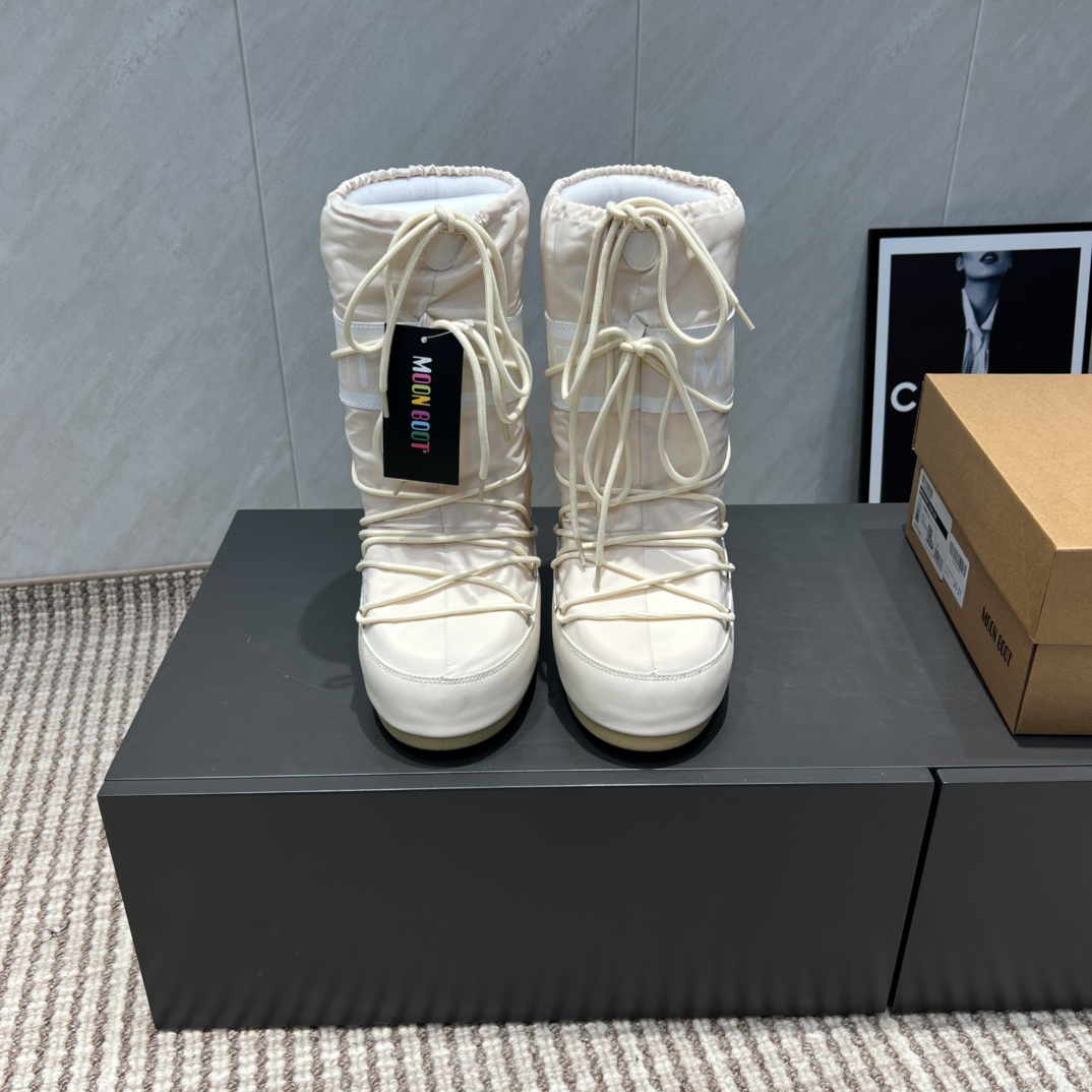 NO:491584,:High boots 'Exclusive Top Version' (new upgraded version) Moon Boot 2025vs Fall and Winter Snow Boot Series... [Ugly Cute Moon Snow Boots] Forget UGG, fashionable people are wearing Moon Boot Snow Boots If you can't accept the revival of UGG, now there is a more alternative snow boot that has been back, with an inner height of 4 cm. That is Moon Boot Moon Boots was already very popular in the millennium. Back then, celebrities such as paris hilton and victoria beckham often wore it. Now the Y2K trend is popular again. The same QQ show outfit for Piyou, the ugly cute snow boots that were shown by ten thousand people have turned red again, regardless of men or women, and looking at the giant giant, it looks slim and warm and easy to wear... Fabric: Original customization/cowhide/high mercerized tarp lining: original silk cotton inner lining  Fighting pad: Original silk cotton inner liner Outsole: Original open mold dual-color non-slip large sole Sole Thickness: 4cm (including internal height increase) Number of codes: 35-40 (customized for 41.42.43) Packaging: Original full set of packaging Color: Simultaneous update of official website, snow boots, boots, cowhide19860909:高靴《独家顶级版本》（全新升级版本） Moon Boot2025vs秋冬季爆款雪地靴系列……【丑萌月亮雪地靴】 忘了UGG吧,时髦人都在穿Moon Boot雪地靴 如果你难以接受UGG的复兴 那现在有一款更另类的雪地靴又杀回来了,内增高4 cm 那就是Moon Boot月亮靴 在千禧年就已经非常火了 当年paris hilton、victoria beckham  等名人经常穿它,如今Y2K风潮再次流行,痞幼同款QQ秀穿搭,万人大秀的丑萌雪地靴重新翻红,不分男女不分左右,看着巨无霸巨显瘦还暖和好穿…… 面料: 原版定制/牛皮/高丝光防水布 内里: 原版丝绵内胆 垫脚: 原版丝绵内胆 大底: 原版开模双色防滑大底 底厚:4cm（含内增高） 码数:35-40（41.42.43定制） 包装:原版全套包装 颜色:官网同步更新,雪地靴,boots,cowhide,Women's Shoes