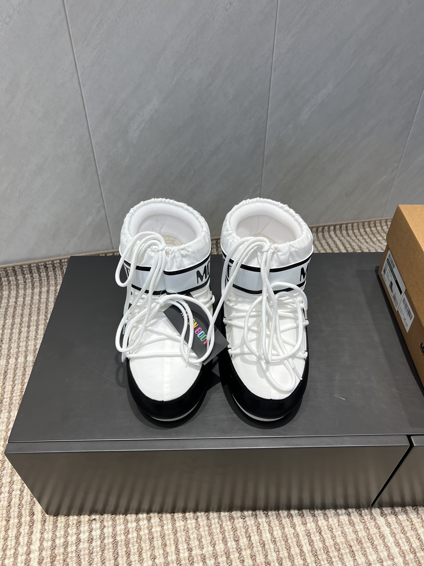 NO:491535,: Short boots 'Exclusive Top Version' (new upgraded version) Moon Boot 2025vs autumn and winter popular snow boot series... [Ugly cute moon snow boots] Forget UGG, fashionable people are wearing Moon Boot snow boots If you can't accept the revival of UGG, now there is a more alternative snow boot that has been back, with an inner height of 4 cm, that is Moon Boot moon boots. It was already very popular in the millennium. Back then, celebrities such as paris hilton and victoria beckham often wore it. Now the Y2K trend is popular again, and the same QQ show out the same style of Piyou, the ugly cute snow boots that were shown by ten thousand people have turned red again, regardless of men or women, and looking at the giant giant, it looks slim and warm and easy to wear... Fabric: Original customization/cowhide/high mercerized tarp lining: original silk cotton inner lining  Fighting pad: Original silk cotton inner liner Outsole: Original open mold dual-color non-slip large sole Sole Thickness: 4cm (including internal height increase) Number of codes: 35-40 (customized for 41.42.43) Packaging: Original full set of packaging Color: Simultaneous update of official website, snow boots, boots, cowhide19860909:短靴《独家顶级版本》（全新升级版本） Moon Boot2025vs秋冬季爆款雪地靴系列……【丑萌月亮雪地靴】 忘了UGG吧,时髦人都在穿Moon Boot雪地靴 如果你难以接受UGG的复兴 那现在有一款更另类的雪地靴又杀回来了,内增高4 cm 那就是Moon Boot月亮靴 在千禧年就已经非常火了 当年paris hilton、victoria beckham  等名人经常穿它,如今Y2K风潮再次流行,痞幼同款QQ秀穿搭,万人大秀的丑萌雪地靴重新翻红,不分男女不分左右,看着巨无霸巨显瘦还暖和好穿…… 面料: 原版定制/牛皮/高丝光防水布 内里: 原版丝绵内胆 垫脚: 原版丝绵内胆 大底: 原版开模双色防滑大底 底厚:4cm（含内增高） 码数:35-40（41.42.43定制） 包装:原版全套包装 颜色:官网同步更新,雪地靴,boots,cowhide,Women's Shoes