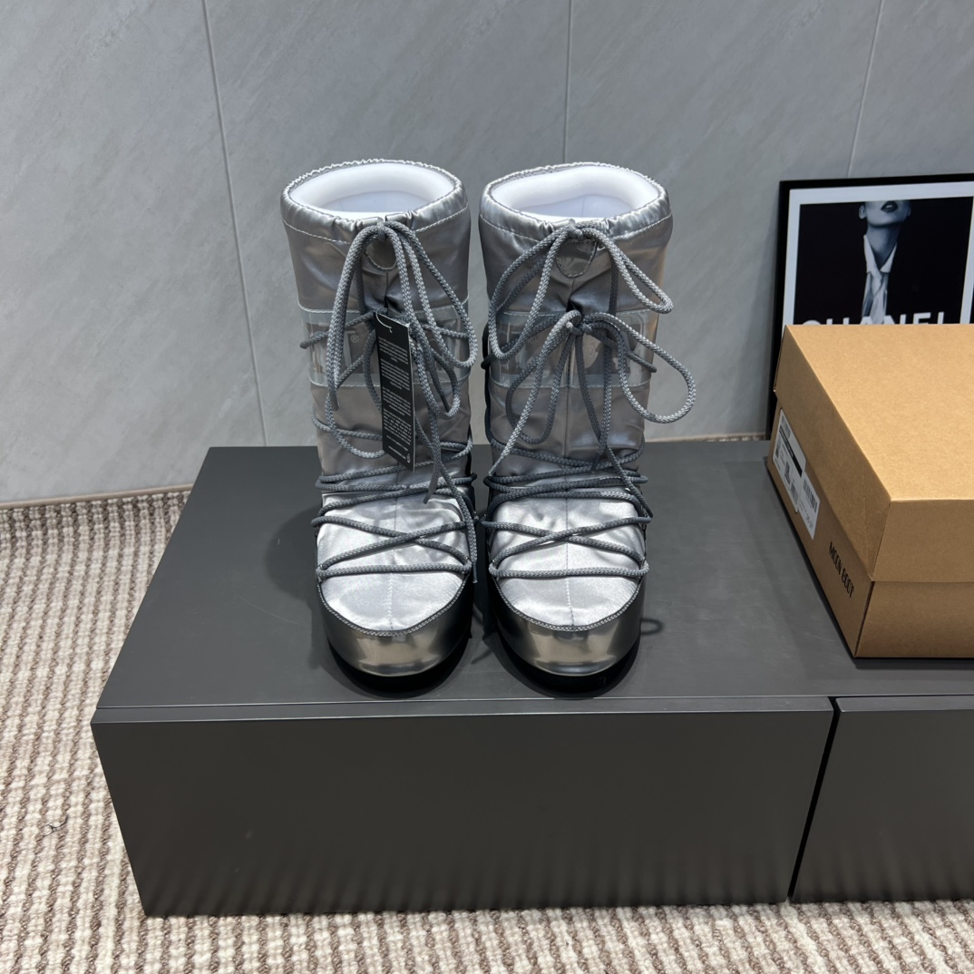 NO:491543,:High boots 'Exclusive Top Version' (new upgraded version) Moon Boot 2025vs Fall and Winter Snow Boot Series... [Ugly Cute Moon Snow Boots] Forget UGG, fashionable people are wearing Moon Boot Snow Boots If you can't accept the revival of UGG, now there is a more alternative snow boot that has been back, with an inner height of 4 cm. That is Moon Boot Moon Boots was already very popular in the millennium. Back then, celebrities such as paris hilton and victoria beckham often wore it. Now the Y2K trend is popular again. The same QQ show outfit for Piyou, the ugly cute snow boots that were shown by ten thousand people have turned red again, regardless of men or women, and looking at the giant giant, it looks slim and warm and easy to wear... Fabric: Original customization/cowhide/high mercerized tarp lining: original silk cotton inner lining  Fighting pad: Original silk cotton inner liner Outsole: Original open mold dual-color non-slip large sole Sole Thickness: 4cm (including internal height increase) Number of codes: 35-40 (customized for 41.42.43) Packaging: Original full set of packaging Color: Simultaneous update of official website, snow boots, boots, cowhide19860909:高靴《独家顶级版本》（全新升级版本） Moon Boot2025vs秋冬季爆款雪地靴系列……【丑萌月亮雪地靴】 忘了UGG吧,时髦人都在穿Moon Boot雪地靴 如果你难以接受UGG的复兴 那现在有一款更另类的雪地靴又杀回来了,内增高4 cm 那就是Moon Boot月亮靴 在千禧年就已经非常火了 当年paris hilton、victoria beckham  等名人经常穿它,如今Y2K风潮再次流行,痞幼同款QQ秀穿搭,万人大秀的丑萌雪地靴重新翻红,不分男女不分左右,看着巨无霸巨显瘦还暖和好穿…… 面料: 原版定制/牛皮/高丝光防水布 内里: 原版丝绵内胆 垫脚: 原版丝绵内胆 大底: 原版开模双色防滑大底 底厚:4cm（含内增高） 码数:35-40（41.42.43定制） 包装:原版全套包装 颜色:官网同步更新,雪地靴,boots,cowhide,Women's Shoes