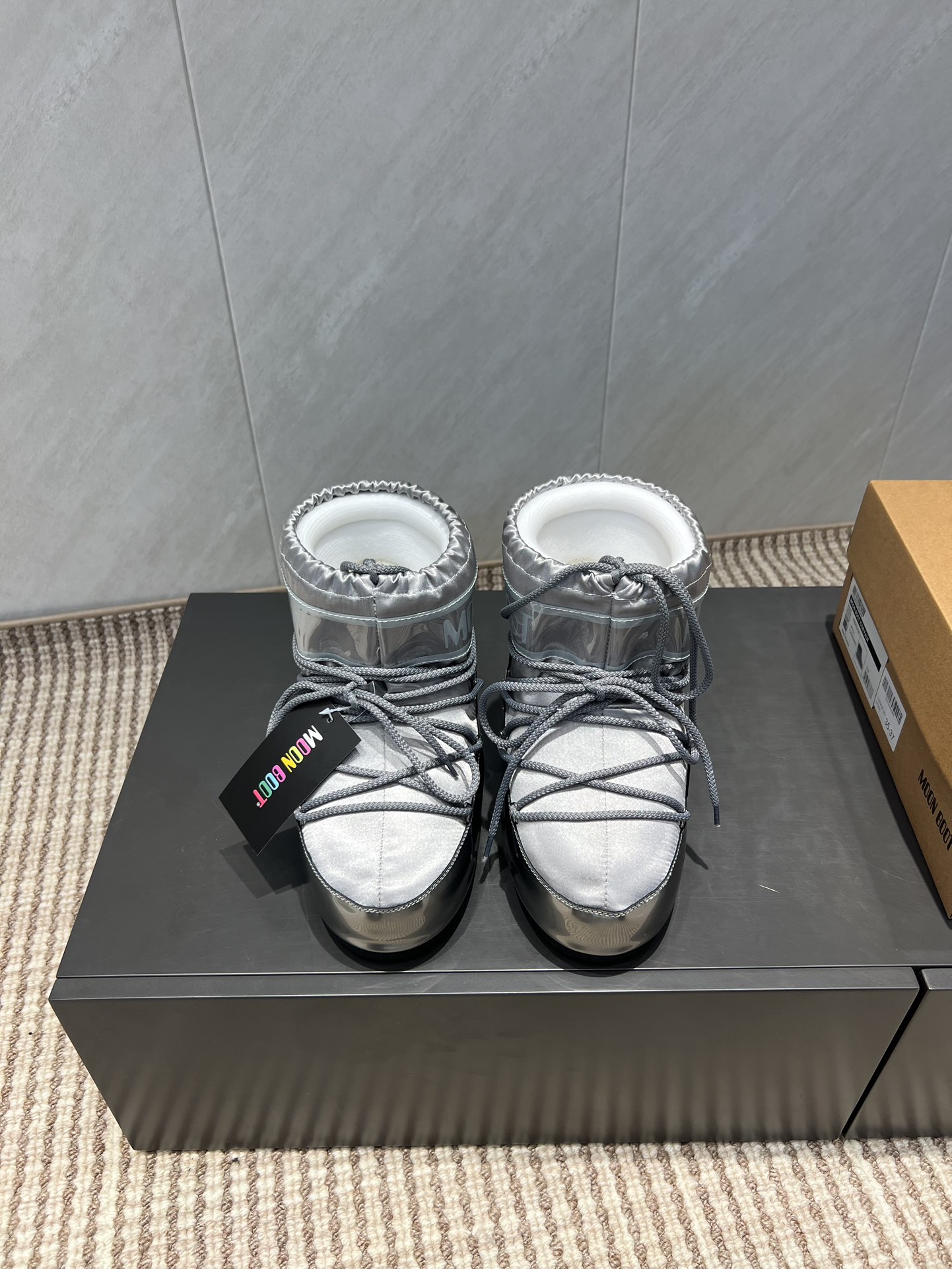 NO:491551,: Short boots 'Exclusive Top Version' (new upgraded version) Moon Boot 2025vs autumn and winter popular snow boot series... [Ugly cute moon snow boots] Forget UGG, fashionable people are wearing Moon Boot snow boots If you can't accept the revival of UGG, now there is a more alternative snow boot that has been back, with an inner height of 4 cm, that is Moon Boot moon boots. It was already very popular in the millennium. Back then, celebrities such as paris hilton and victoria beckham often wore it. Now the Y2K trend is popular again, and the same QQ show out the same style of Piyou, the ugly cute snow boots that were shown by ten thousand people have turned red again, regardless of men or women, and looking at the giant giant, it looks slim and warm and easy to wear... Fabric: Original customization/cowhide/high mercerized tarp lining: original silk cotton inner lining  Fighting pad: Original silk cotton inner liner Outsole: Original open mold dual-color non-slip large sole Sole Thickness: 4cm (including internal height increase) Number of codes: 35-40 (customized for 41.42.43) Packaging: Original full set of packaging Color: Simultaneous update of official website, snow boots, boots, cowhide19860909:短靴《独家顶级版本》（全新升级版本） Moon Boot2025vs秋冬季爆款雪地靴系列……【丑萌月亮雪地靴】 忘了UGG吧,时髦人都在穿Moon Boot雪地靴 如果你难以接受UGG的复兴 那现在有一款更另类的雪地靴又杀回来了,内增高4 cm 那就是Moon Boot月亮靴 在千禧年就已经非常火了 当年paris hilton、victoria beckham  等名人经常穿它,如今Y2K风潮再次流行,痞幼同款QQ秀穿搭,万人大秀的丑萌雪地靴重新翻红,不分男女不分左右,看着巨无霸巨显瘦还暖和好穿…… 面料: 原版定制/牛皮/高丝光防水布 内里: 原版丝绵内胆 垫脚: 原版丝绵内胆 大底: 原版开模双色防滑大底 底厚:4cm（含内增高） 码数:35-40（41.42.43定制） 包装:原版全套包装 颜色:官网同步更新,雪地靴,boots,cowhide,Women's Shoes