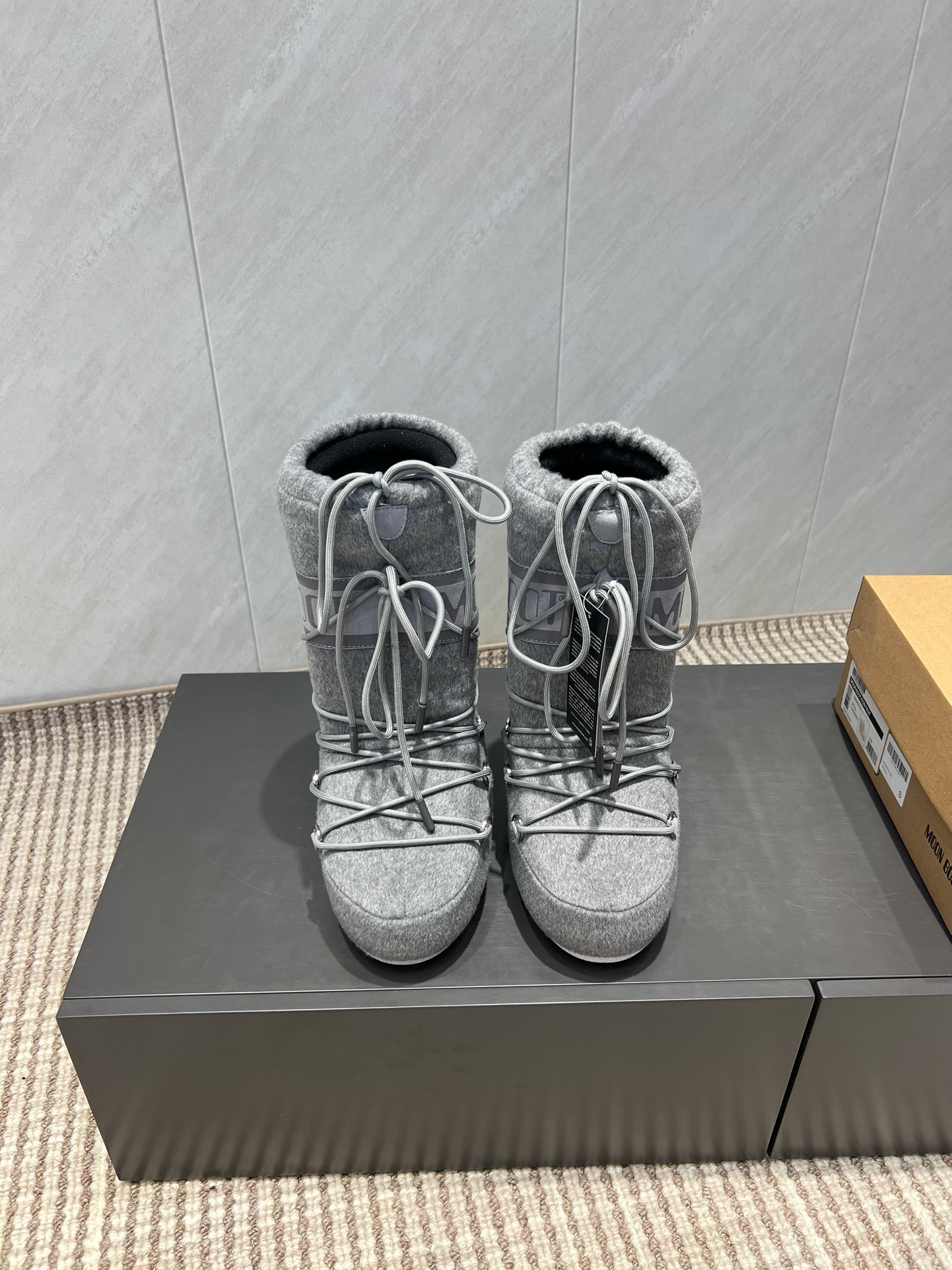 NO:491559,:High boots 'Exclusive Top Version' (new upgraded version) Moon Boot 2025vs autumn and winter popular snow boot series... [Ugly cute moon snow boots] Forget UGG, fashionable people are wearing Moon Boot snow boots If you can't accept the revival of UGG, now there is a more alternative snow boot that has been back, with an inner height of 4 cm, that is Moon Boot moon boots. It was already very popular in the millennium. Back then, celebrities such as paris hilton and victoria beckham often wore it. Now the Y2K trend is popular again. The same QQ show outfits of Piyou, the ugly cute snow boots that were shown by tens of thousands of people have turned red again, regardless of gender, and look at the giant giant, making it look slim and warm and easy to wear... Fabric: Original customization/cowhide/maoni fabric Inner: Original silk cotton inner lid  Fighting pad: Original silk cotton inner liner Outsole: Original open mold dual-color non-slip large sole Sole Thickness: 4cm (including internal height increase) Number of codes: 35-40 (customized for 41.42.43) Packaging: Original full set of packaging Color: Simultaneous update of official website, snow boots, boots, cowhide19860909:高靴《独家顶级版本》（全新升级版本） Moon Boot2025vs秋冬季爆款雪地靴系列……【丑萌月亮雪地靴】 忘了UGG吧,时髦人都在穿Moon Boot雪地靴 如果你难以接受UGG的复兴 那现在有一款更另类的雪地靴又杀回来了,内增高4 cm 那就是Moon Boot月亮靴 在千禧年就已经非常火了 当年paris hilton、victoria beckham  等名人经常穿它,如今Y2K风潮再次流行,痞幼同款QQ秀穿搭,万人大秀的丑萌雪地靴重新翻红,不分男女不分左右,看着巨无霸巨显瘦还暖和好穿…… 面料: 原版定制/牛皮/毛尼布料 内里: 原版丝绵内胆 垫脚: 原版丝绵内胆 大底: 原版开模双色防滑大底 底厚:4cm（含内增高） 码数:35-40（41.42.43定制） 包装:原版全套包装 颜色:官网同步更新,雪地靴,boots,cowhide,Women's Shoes