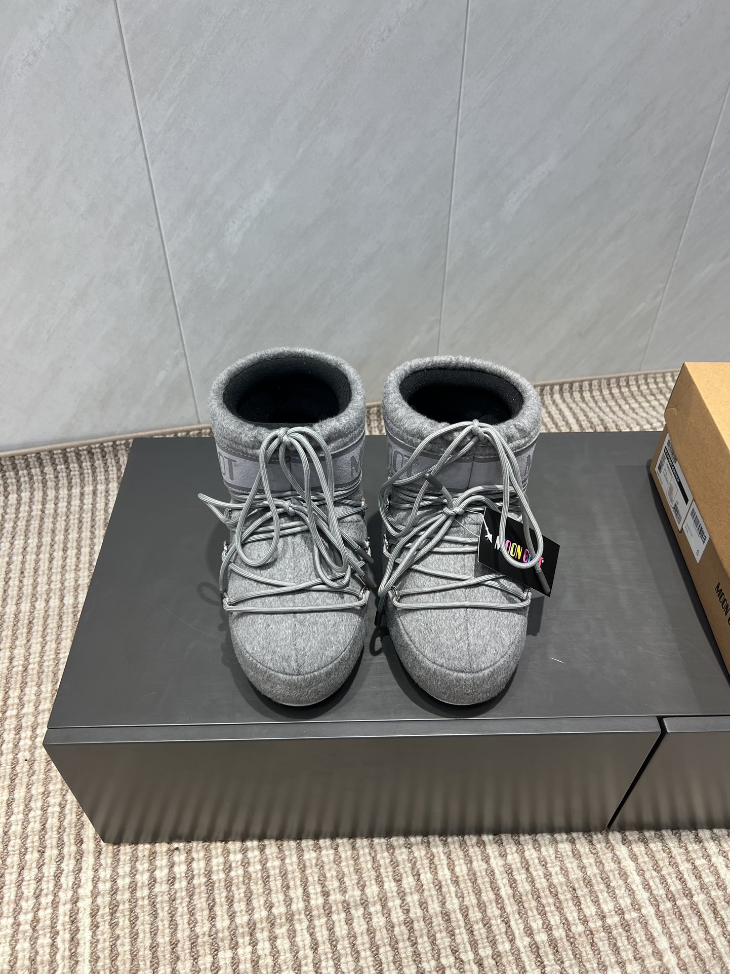 NO:491566,: Short boots 'Exclusive Top Version' (new upgraded version) Moon Boot 2025vs autumn and winter popular snow boot series... [Ugly cute moon snow boots] Forget UGG, fashionable people are wearing Moon Boot snow boots If you can't accept the revival of UGG, now there is a more alternative snow boot that has been back, with an inner height of 4 cm, that is Moon Boot moon boots. It was already very popular in the millennium. Back then, celebrities such as paris hilton and victoria beckham often wore it. Now the Y2K trend is popular again, and the same QQ show out the same style of Piyou, the ugly cute snow boots that were shown by ten thousand people have turned red again, regardless of men and women, and looking at the giant giant, it looks slim and warm and easy to wear... Fabric: Original customization/cowhide/maoni fabric Inner: Original silk cotton inner lid  Fighting pad: Original silk cotton inner liner Outsole: Original open mold dual-color non-slip large sole Sole Thickness: 4cm (including internal height increase) Number of codes: 35-40 (customized for 41.42.43) Packaging: Original full set of packaging Color: Simultaneous update of official website, snow boots, boots, cowhide19860909:短靴《独家顶级版本》（全新升级版本） Moon Boot2025vs秋冬季爆款雪地靴系列……【丑萌月亮雪地靴】 忘了UGG吧,时髦人都在穿Moon Boot雪地靴 如果你难以接受UGG的复兴 那现在有一款更另类的雪地靴又杀回来了,内增高4 cm 那就是Moon Boot月亮靴 在千禧年就已经非常火了 当年paris hilton、victoria beckham  等名人经常穿它,如今Y2K风潮再次流行,痞幼同款QQ秀穿搭,万人大秀的丑萌雪地靴重新翻红,不分男女不分左右,看着巨无霸巨显瘦还暖和好穿…… 面料: 原版定制/牛皮/毛尼布料 内里: 原版丝绵内胆 垫脚: 原版丝绵内胆 大底: 原版开模双色防滑大底 底厚:4cm（含内增高） 码数:35-40（41.42.43定制） 包装:原版全套包装 颜色:官网同步更新,雪地靴,boots,cowhide,Women's Shoes