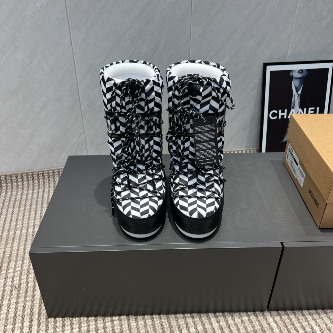 NO:491599,:High boots 'Exclusive Top Version' (new upgraded version) Moon Boot 2025vs Fall and Winter Snow Boot Series... [Ugly Cute Moon Snow Boots] Forget UGG, fashionable people are wearing Moon Boot Snow Boots If you can't accept the revival of UGG, now there is a more alternative snow boot that has been back, with an inner height of 4 cm. That is Moon Boot Moon Boots was already very popular in the millennium. Back then, celebrities such as paris hilton and victoria beckham often wore it. Now the Y2K trend is popular again. The same QQ show outfit for Piyou, the ugly cute snow boots that were shown by ten thousand people have turned red again, regardless of men or women, and looking at the giant giant, it looks slim and warm and easy to wear... Fabric: Original customization/cowhide/high mercerized tarp lining: original silk cotton inner lining  Fighting pad: Original silk cotton inner liner Outsole: Original open mold dual-color non-slip large sole Sole Thickness: 4cm (including internal height increase) Number of codes: 35-40 (customized for 41.42.43) Packaging: Original full set of packaging Color: Simultaneous update of official website, snow boots, boots, cowhide19860909:高靴《独家顶级版本》（全新升级版本） Moon Boot2025vs秋冬季爆款雪地靴系列……【丑萌月亮雪地靴】 忘了UGG吧,时髦人都在穿Moon Boot雪地靴 如果你难以接受UGG的复兴 那现在有一款更另类的雪地靴又杀回来了,内增高4 cm 那就是Moon Boot月亮靴 在千禧年就已经非常火了 当年paris hilton、victoria beckham  等名人经常穿它,如今Y2K风潮再次流行,痞幼同款QQ秀穿搭,万人大秀的丑萌雪地靴重新翻红,不分男女不分左右,看着巨无霸巨显瘦还暖和好穿…… 面料: 原版定制/牛皮/高丝光防水布 内里: 原版丝绵内胆 垫脚: 原版丝绵内胆 大底: 原版开模双色防滑大底 底厚:4cm（含内增高） 码数:35-40（41.42.43定制） 包装:原版全套包装 颜色:官网同步更新,雪地靴,boots,cowhide,Women's Shoes