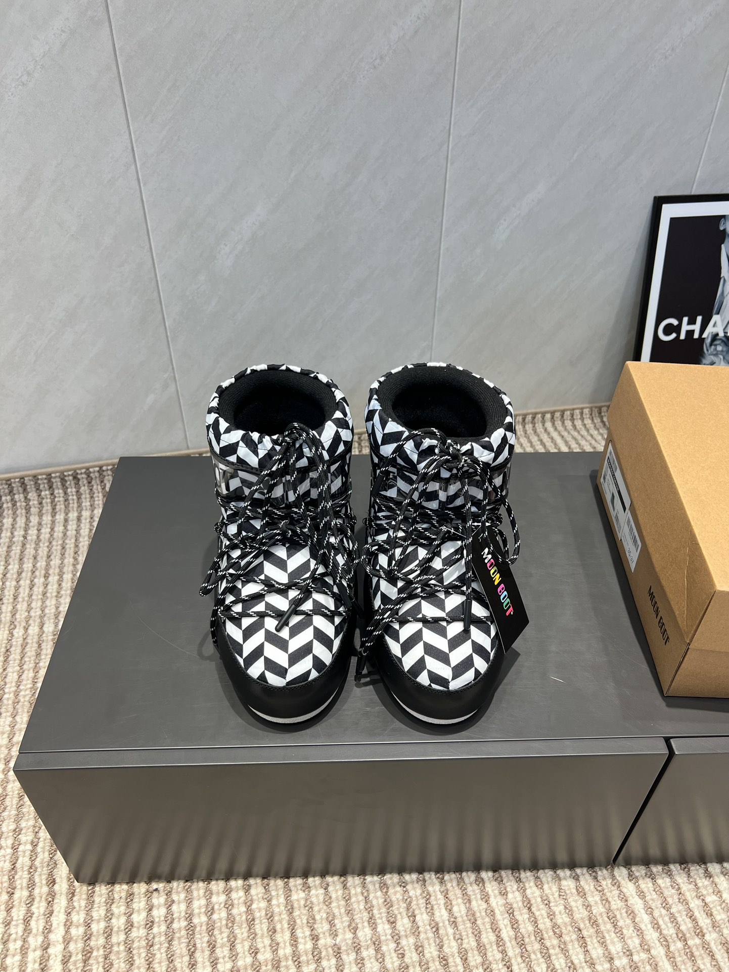 NO:491606,: Short boots 'Exclusive Top Version' (new upgraded version) Moon Boot 2025vs Fall and Winter Snow Boot Series... [Ugly Cute Moon Snow Boots] Forget UGG, fashionable people are wearing Moon Boot Snow Boots If you can't accept the revival of UGG, now there is a more alternative snow boot that has been back, with an inner height of 4 cm. That is Moon Boot Moon Boots was already very popular in the millennium. At that time, celebrities such as paris hilton and victoria beckham often wore it. Now the Y2K trend is popular again. The same QQ show outfits of Piyou, the ugly and cute snow boots that were shown by tens of thousands of people have turned red again, regardless of gender, and the giant looks slim and warm and easy to wear... Fabric: Original customization/cowhide/high mercerized tarp lining: original silk cotton inner lining  Fighting pad: Original silk cotton inner liner Outsole: Original open mold dual-color non-slip large sole Sole Thickness: 4cm (including internal height increase) Number of codes: 35-40 (customized for 41.42.43) Packaging: Original full set of packaging Color: Simultaneous update of official website, snow boots, boots, cowhide19860909:短靴《独家顶级版本》（全新升级版本） Moon Boot2025vs秋冬季爆款雪地靴系列……【丑萌月亮雪地靴】 忘了UGG吧,时髦人都在穿Moon Boot雪地靴 如果你难以接受UGG的复兴 那现在有一款更另类的雪地靴又杀回来了,内增高4 cm 那就是Moon Boot月亮靴 在千禧年就已经非常火了 当年paris hilton、victoria beckham  等名人经常穿它,如今Y2K风潮再次流行,痞幼同款QQ秀穿搭,万人大秀的丑萌雪地靴重新翻红,不分男女不分左右,看着巨无霸巨显瘦还暖和好穿…… 面料: 原版定制/牛皮/高丝光防水布 内里: 原版丝绵内胆 垫脚: 原版丝绵内胆 大底: 原版开模双色防滑大底 底厚:4cm（含内增高） 码数:35-40（41.42.43定制） 包装:原版全套包装 颜色:官网同步更新,雪地靴,boots,cowhide,Women's Shoes