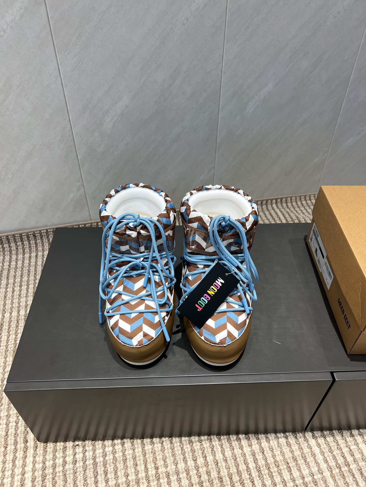 NO:491619,: Short boots 'Exclusive Top Version' (new upgraded version) Moon Boot 2025vs autumn and winter popular snow boot series... [Ugly cute moon snow boots] Forget UGG, fashionable people are wearing Moon Boot snow boots If you can't accept the revival of UGG, now there is a more alternative snow boot that has been back, with an inner height of 4 cm, that is Moon Boot moon boots. It was already very popular in the millennium. Back then, celebrities such as paris hilton and victoria beckham often wore it. Now the Y2K trend is popular again, and the same QQ show out the same style of Piyou, the ugly cute snow boots that were shown by ten thousand people have turned red again, regardless of men or women, and looking at the giant giant, it looks slim and warm and easy to wear... Fabric: Original customization/cowhide/high mercerized tarp lining: original silk cotton inner lining  Fighting pad: Original silk cotton inner liner Outsole: Original open mold dual-color non-slip large sole Sole Thickness: 4cm (including internal height increase) Number of codes: 35-40 (customized for 41.42.43) Packaging: Original full set of packaging Color: Simultaneous update of official website, snow boots, boots, cowhide19860909:短靴《独家顶级版本》（全新升级版本） Moon Boot2025vs秋冬季爆款雪地靴系列……【丑萌月亮雪地靴】 忘了UGG吧,时髦人都在穿Moon Boot雪地靴 如果你难以接受UGG的复兴 那现在有一款更另类的雪地靴又杀回来了,内增高4 cm 那就是Moon Boot月亮靴 在千禧年就已经非常火了 当年paris hilton、victoria beckham  等名人经常穿它,如今Y2K风潮再次流行,痞幼同款QQ秀穿搭,万人大秀的丑萌雪地靴重新翻红,不分男女不分左右,看着巨无霸巨显瘦还暖和好穿…… 面料: 原版定制/牛皮/高丝光防水布 内里: 原版丝绵内胆 垫脚: 原版丝绵内胆 大底: 原版开模双色防滑大底 底厚:4cm（含内增高） 码数:35-40（41.42.43定制） 包装:原版全套包装 颜色:官网同步更新,雪地靴,boots,cowhide,Women's Shoes