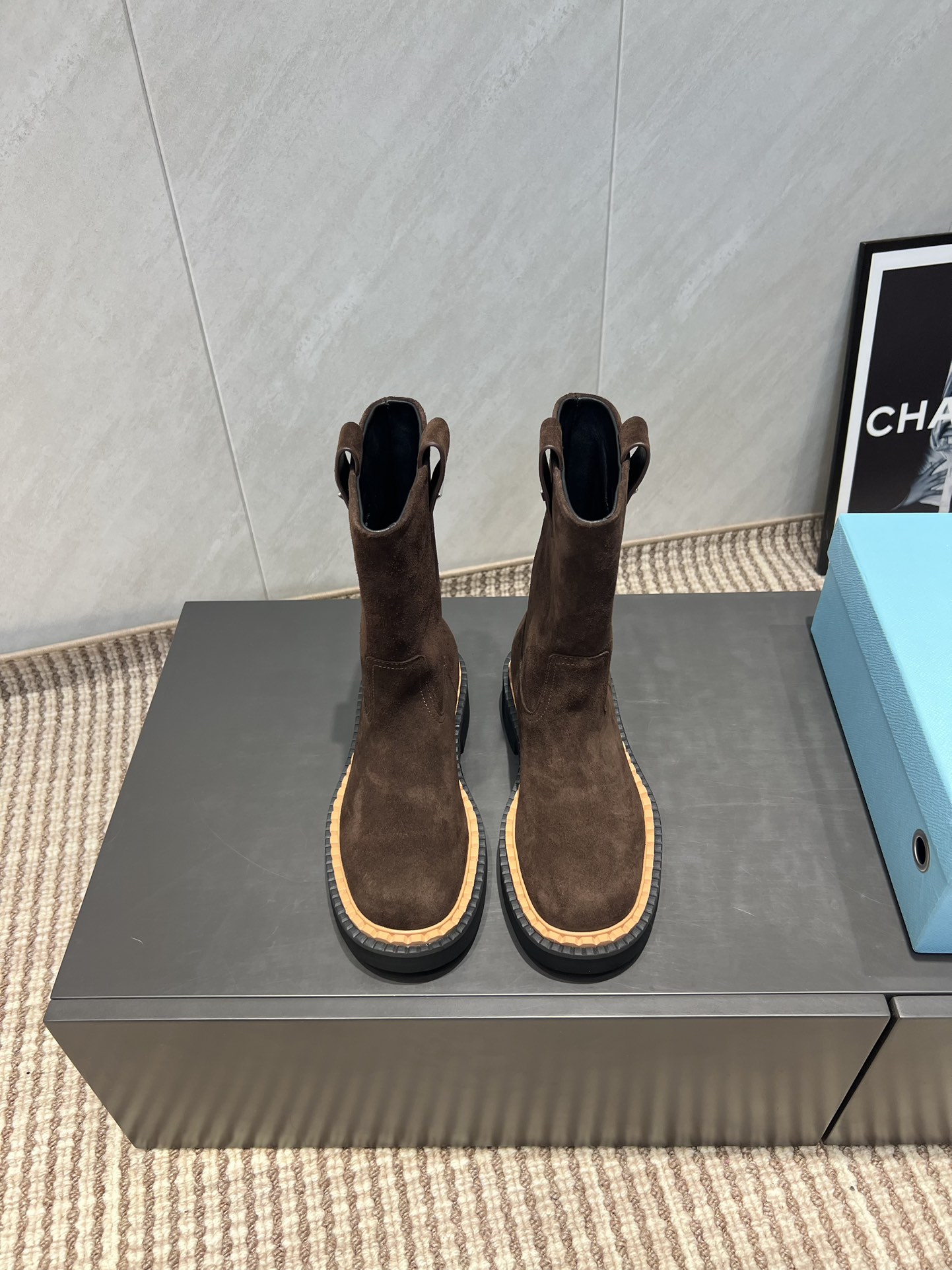 NO:484228,: 'Exclusive Top Version' PRAD*A2025vs Early Autumn New Boot Series... [Round Head and Middle Boots] The new model is on the shelves. This thick sole is very high in European and American street photography, and the ins is also popular. The shoe last has been adjusted for a month and the overall smoothness of the line remains consistent with the original version. It is really charming. I believe that women with taste will like it. The PRAD*A series will never disappoint, the goddess' weapon... Fabric: original custom beef silhouette Inner: original custom sheepskin footprint: original custom sheepskin Outsole: original opening mold combination heel height: 3cm Size: 35-39 (40.41 custom-made no return and exchange) Packaging: original full package Color: official website synchronous update, boots, prada, boots, sheepskin19860909:《独家顶级版本》 PRAD*A2025vs早秋新款靴子系列……【圆头一脚蹬中靴】 新款上架这款厚底在欧美街拍中出境率超高,ins也是火了一把,调鞋楦都调了一个月整体线条流畅性保持跟原版一致,真的太有魅力了,我相信有品味的女人会看上它,PRAD*A系列一向不会令人失望,女神的利器…… 面料:原版定制牛猄 内里:原版定制羊皮 垫脚:原版定制羊皮 大底:原版开模组合大底 跟高:3cm 码数:35-39（40.41定做不退换） 包装:原版全套包装 颜色:官网同步更新,靴子,prada,boots,sheepskin,Women's Shoes