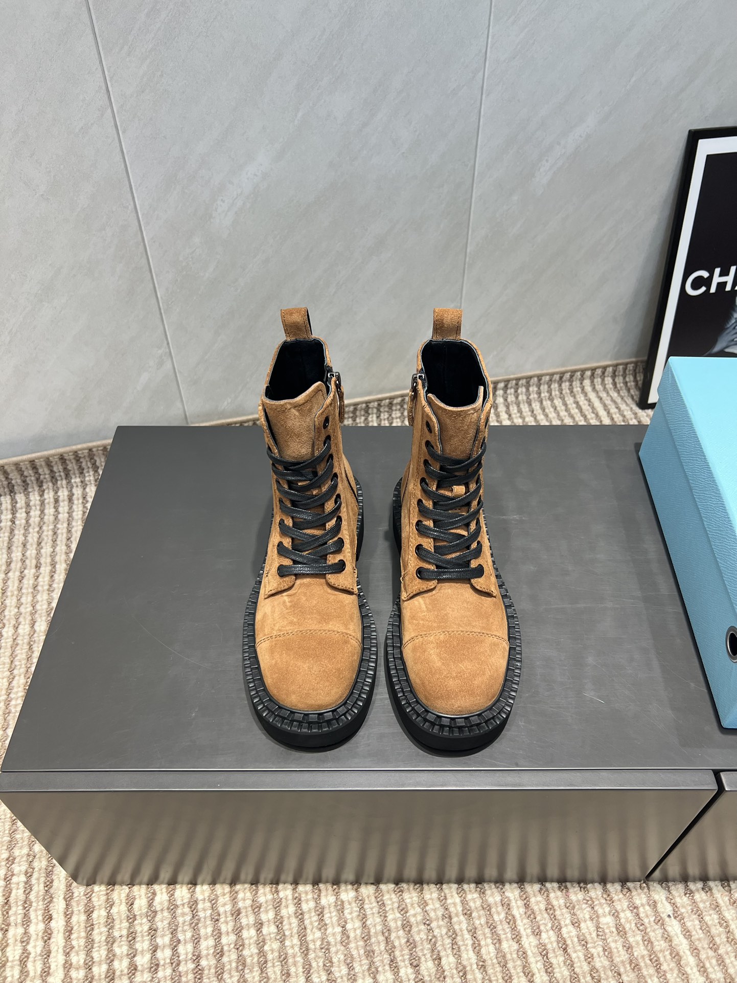 NO:484200,: 'Exclusive Top Version' PRAD*A2025vs Early Autumn New Boot Series... [Round toe strap zipper boots] The new model is on the shelves. This thick sole is very high in European and American street photography. Ins is also popular. The shoe last has been adjusted for a month and the overall smoothness of the line remains consistent with the original version. It is really charming. I believe that women with taste will like it. The PRAD*A series will never disappoint, the goddess' weapon... Fabric: original custom beef silhouette Inner: original custom sheepskin footprint: original custom sheepskin Outsole: original opening mold combination heel height: 3cm Size: 35-39 (40.41 custom made no return or exchange) Packaging: original full set of packaging Color: official website synchronous update, boots, prada, boots, sheepskin19860909:《独家顶级版本》 PRAD*A2025vs早秋新款靴子系列……【圆头绑带拉链短靴】 新款上架这款厚底在欧美街拍中出境率超高,ins也是火了一把,调鞋楦都调了一个月整体线条流畅性保持跟原版一致,真的太有魅力了,我相信有品味的女人会看上它,PRAD*A系列一向不会令人失望,女神的利器…… 面料:原版定制牛猄 内里:原版定制羊皮 垫脚:原版定制羊皮 大底:原版开模组合大底 跟高:3cm 码数:35-39（40.41定做不退换） 包装:原版全套包装 颜色:官网同步更新,靴子,prada,boots,sheepskin,Women's Shoes