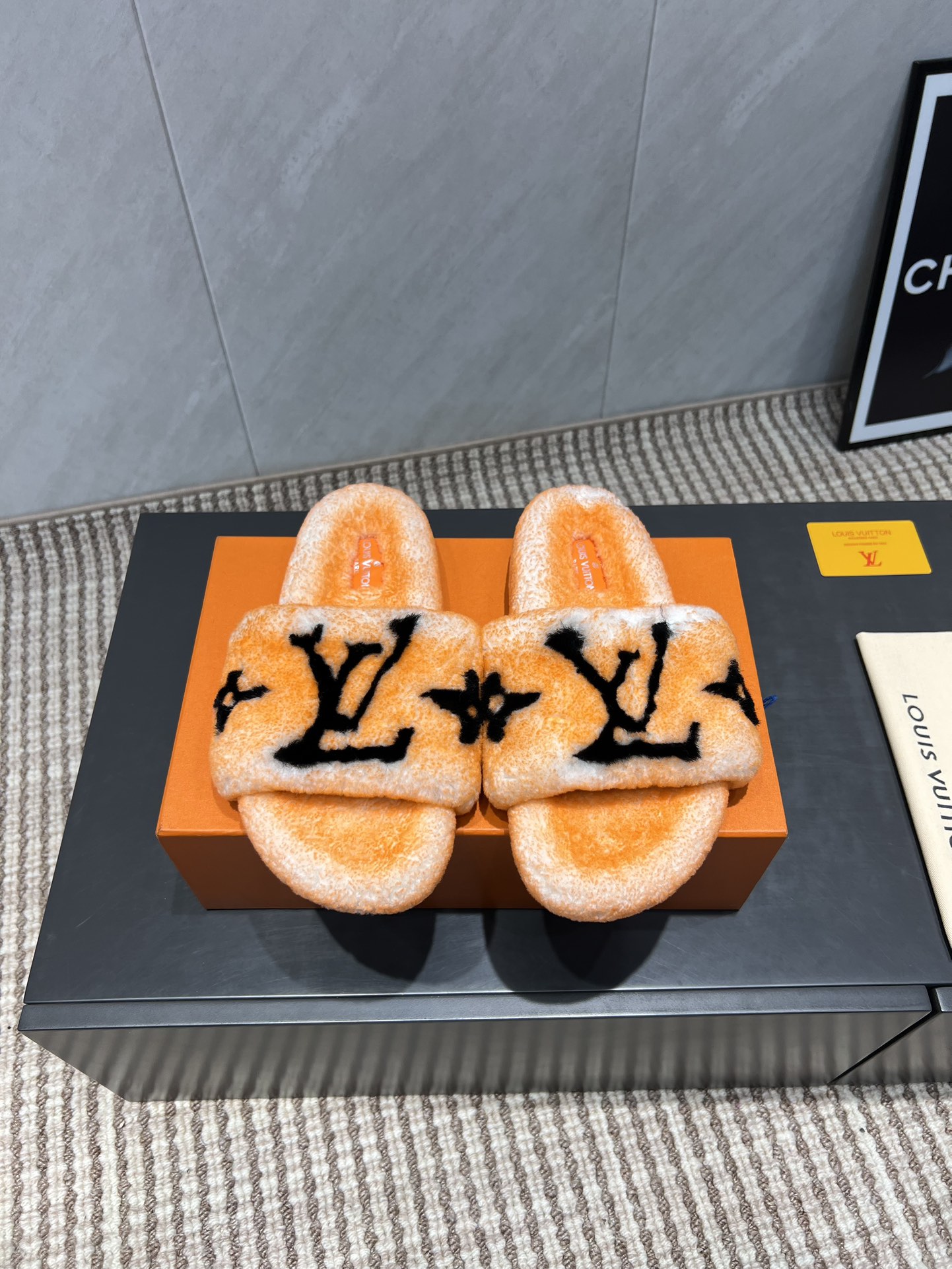 NO:484193,: 'Exclusive Top Version' L*V Donkey House 2025vs Early Autumn Hot Drag Series... [Color-blocking Letters Hair Drag] The latest model is synchronized on the official website, the highest version of the counter top quality, furry and fashionable, comfortable round head design, pure lamb wool material, fluffy and dense roll, honest and full, the latest autumn and winter exclusive layout, pure lamb wool lazy hair drag hot online...... Fabric: Pure lamb wool color-blocking LOGO craftsmanship Inner: Custom imported sheepskin Farming: Pure lamb wool water table Outsole: Original mold opening LOGO wear-resistant outsole Size: 35-39 (40.41.42. Customized) Packaging: Original full set of packaging Color: Official website synchronized 5 colors, fur shoes and slippers, louis vuitton, louis vuitton, slippers, sheepskin19860909:《独家顶级版本》 L*V驴家2025vs早秋爆款毛拖系列……【拼色字母毛拖】 官网同步最新款,专柜最高版本顶级品质,毛茸茸的时髦感十足,舒适的圆头设计,纯羊羔毛材质,蓬松密卷,敦厚饱满,秋冬最新款独家版面,纯羊羔毛懒人毛拖热上线……… 面料:纯羊羔毛拼色LOGO工艺 内里:定制进口羊皮 垫脚:纯羊羔毛包水台 大底:原版开模LOGO耐磨大底 码数:35-39（40.41.42.定制） 包装:原版全套包装 颜色:官网同步5色出,毛毛鞋拖鞋,louis vuitton,louis vuitton,slippers,sheepskin,Women's Shoes