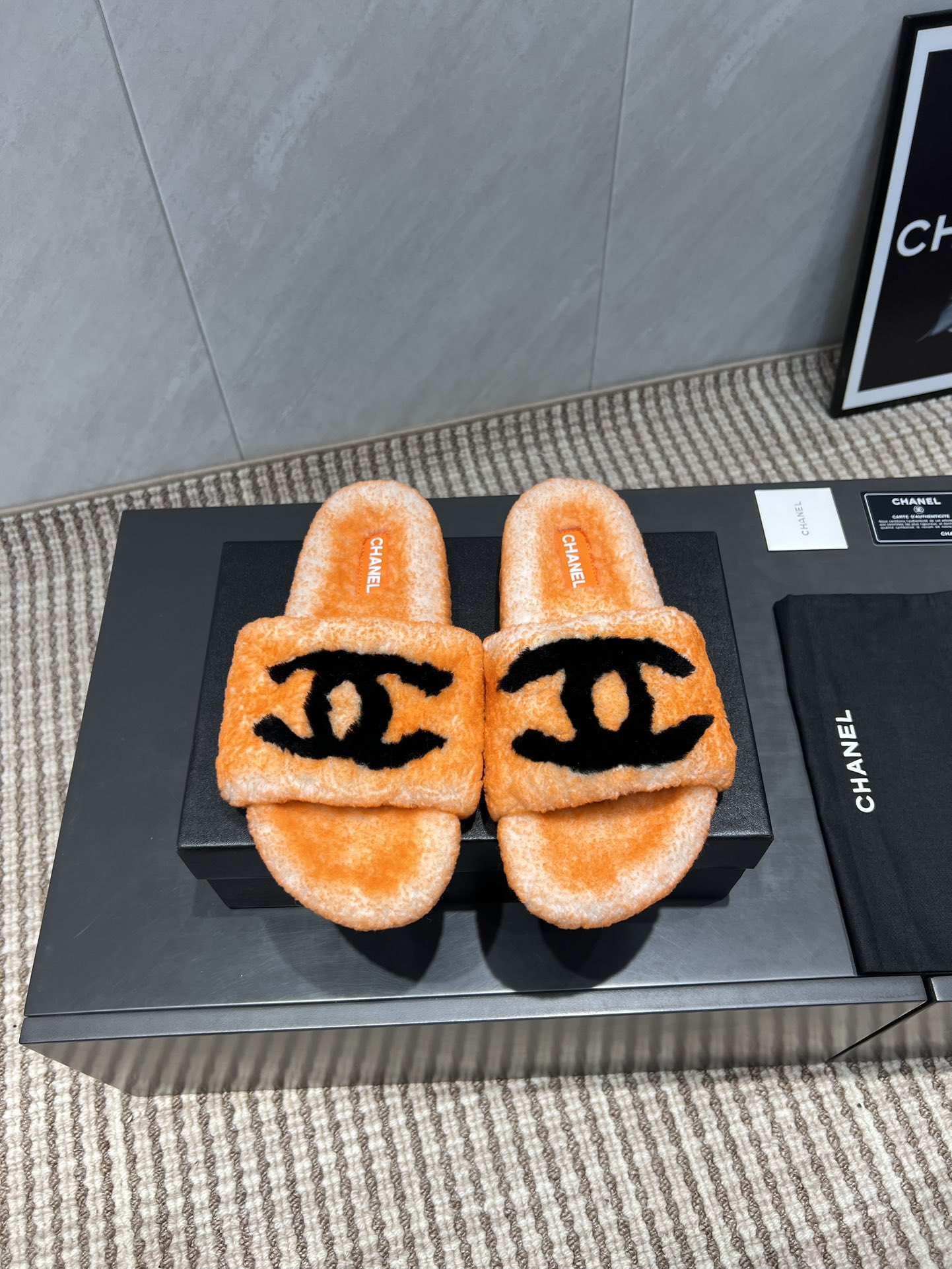 NO:484199,: 'Exclusive Top Version' C*HANEL Xiangjia 2025vs Early Autumn Hot Drag Series... [Color-blocking Letter Hair Drag] The latest model is synchronized on the official website, the highest version of the counter top quality, furry and fashionable, comfortable round head design, pure lamb wool material, fluffy and dense roll, honest and full, the latest autumn and winter models are exclusive layout, pure lamb wool lazy hair drag hot online...... Fabric: Pure lamb wool color-blocking LOGO technology Inner: Custom imported sheepskin Filling: Pure lamb wool water-packing platform Outsole: Original mold opening LOGO wear-resistant outsole Size: 35-39 (40.41.42. Customized) Packaging: Original full set of packaging Color: Official website synchronized 5 colors, fur shoes and slippers, chanel, slippers, sheepskin19860909:《独家顶级版本》 C*HANEL香家2025vs早秋爆款毛拖系列……【拼色字母毛拖】 官网同步最新款,专柜最高版本顶级品质,毛茸茸的时髦感十足,舒适的圆头设计,纯羊羔毛材质,蓬松密卷,敦厚饱满,秋冬最新款独家版面,纯羊羔毛懒人毛拖热上线……… 面料:纯羊羔毛拼色LOGO工艺 内里:定制进口羊皮 垫脚:纯羊羔毛包水台 大底:原版开模LOGO耐磨大底 码数:35-39（40.41.42.定制） 包装:原版全套包装 颜色:官网同步5色出,毛毛鞋拖鞋,chanel,slippers,sheepskin,Women's Shoes