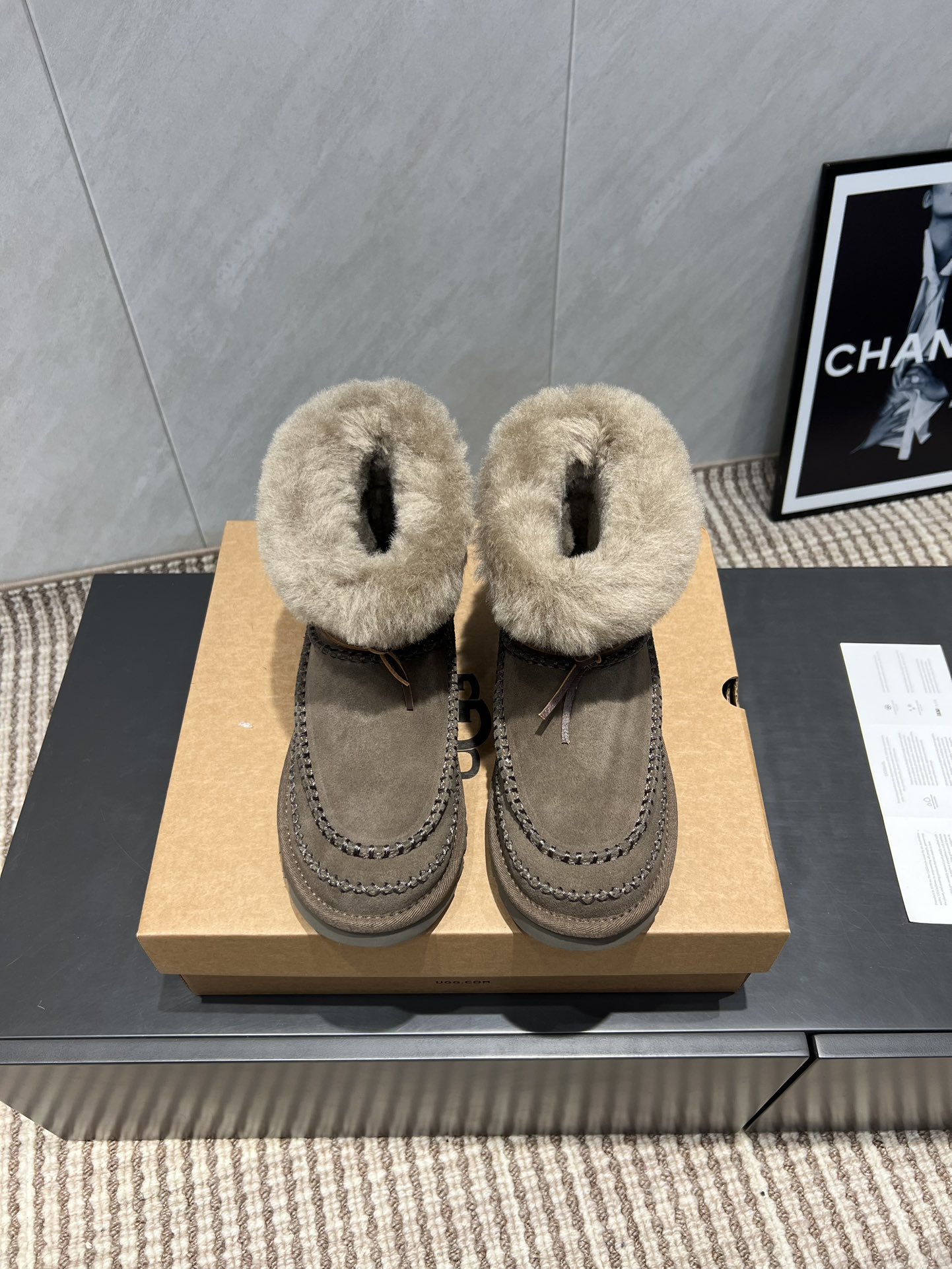 NO:484204,: Chinese boots 'Exclusive Top Version' UGG~25vs Fall and Winter Hot Sponge Cake Thick-soled Snow Boot Series... [Round toe Pure Wool Snow Boots] A shoe that won't be the same as you wear, a simple partition design with spotted outsole, silk curls on the upper, a must-have for autumn and winter, no matter what pants and skirts can be controlled, it is very comfortable and beautiful to put on the feet... Fabric: Original custom sheep lining Inner: Original custom wool Foot pad: Original custom wool Outsole: Original open mold wear-resistant molding sole Size: 35-39 (for women 40 customization, no return or exchange) Packaging: Original full package Color: Official website synchronous update, snow boots, boots, skirts, real silk, sheep19860909:中靴《独家顶级版本》 UGG~25vs秋冬爆款松糕厚底雪地靴系列……【圆头纯羊毛雪地靴】 一款不会撞衫的鞋子、简约的隔板设计上斑点的大底、鞋面真丝卷毛、秋冬季必备款、无论什么裤子裙子都能驾驭、上脚非常舒适好看…… 面料:原版定制羊猄 内里:原版定制羊毛 垫脚:原版定制羊毛 大底:原版开模耐磨成型底 码数:35-39（女40定制不退换） 包装:原版全套包装 颜色:官网同步更新,雪地靴,boots,skirts,real silk,sheep,Women's Shoes