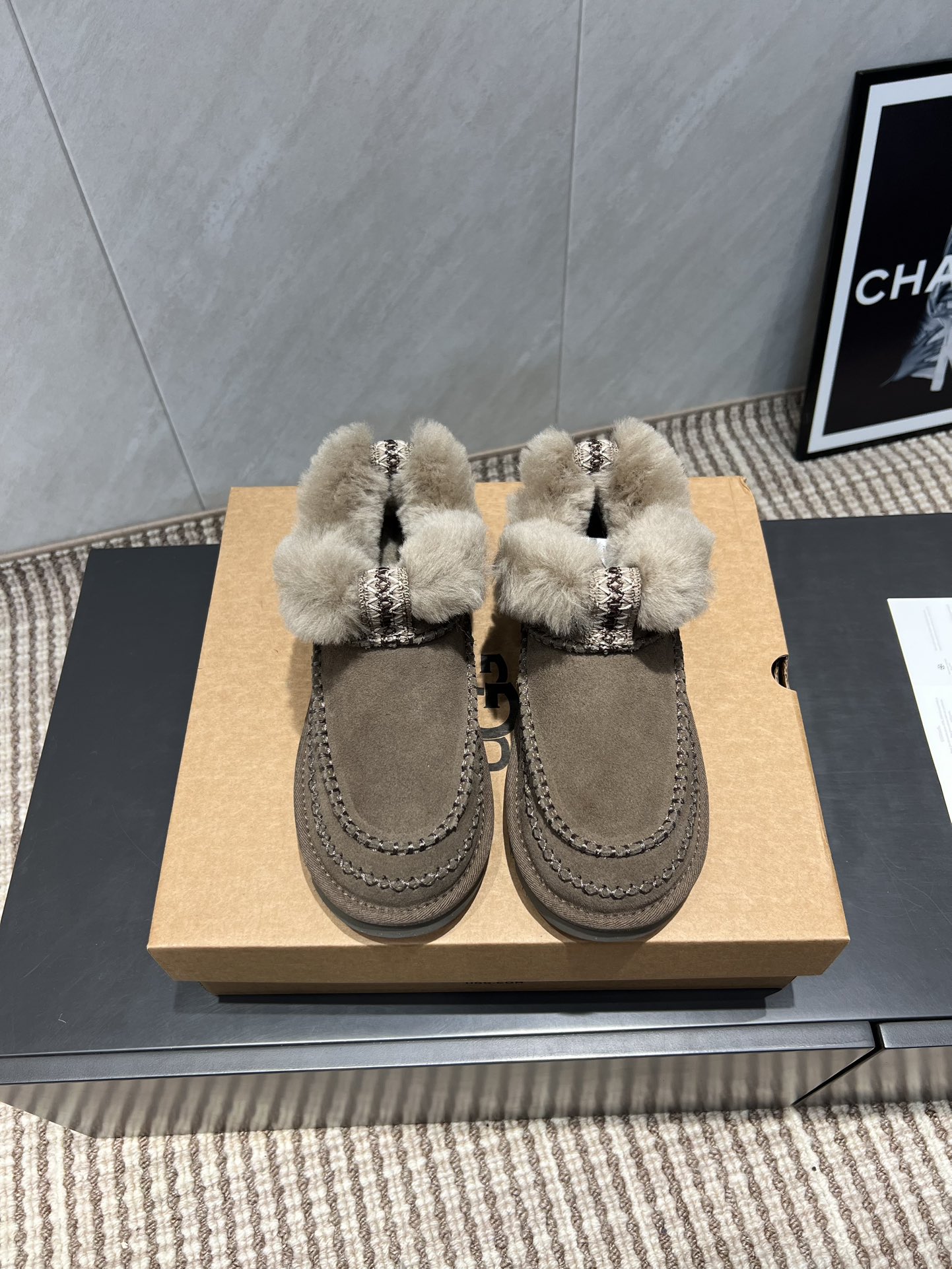 NO:484210,:Low boots 'Exclusive Top Version' UGG~25vs Fall and Winter Hot Sponge Cake Thick-soled Snow Boot Series... [Round toe Pure Wool Snow Boots] A shoe that won't be the same as you wear, a simple partition design with spotted outsole, silk curls on the upper, a must-have for autumn and winter, no matter what pants and skirts can be controlled, it is very comfortable and beautiful to put on the feet... Fabric: Original custom sheep lining Inner: Original custom wool Foot pad: Original custom wool Outsole: Original open mold wear-resistant molding sole Size: 35-39 (for women 40 customization, no return or exchange) Packaging: Original full package Color: Official website synchronous update, snow boots, boots, skirts, real silk, sheep19860909:矮靴《独家顶级版本》 UGG~25vs秋冬爆款松糕厚底雪地靴系列……【圆头纯羊毛雪地靴】 一款不会撞衫的鞋子、简约的隔板设计上斑点的大底、鞋面真丝卷毛、秋冬季必备款、无论什么裤子裙子都能驾驭、上脚非常舒适好看…… 面料:原版定制羊猄 内里:原版定制羊毛 垫脚:原版定制羊毛 大底:原版开模耐磨成型底 码数:35-39（女40定制不退换） 包装:原版全套包装 颜色:官网同步更新,雪地靴,boots,skirts,real silk,sheep,Women's Shoes