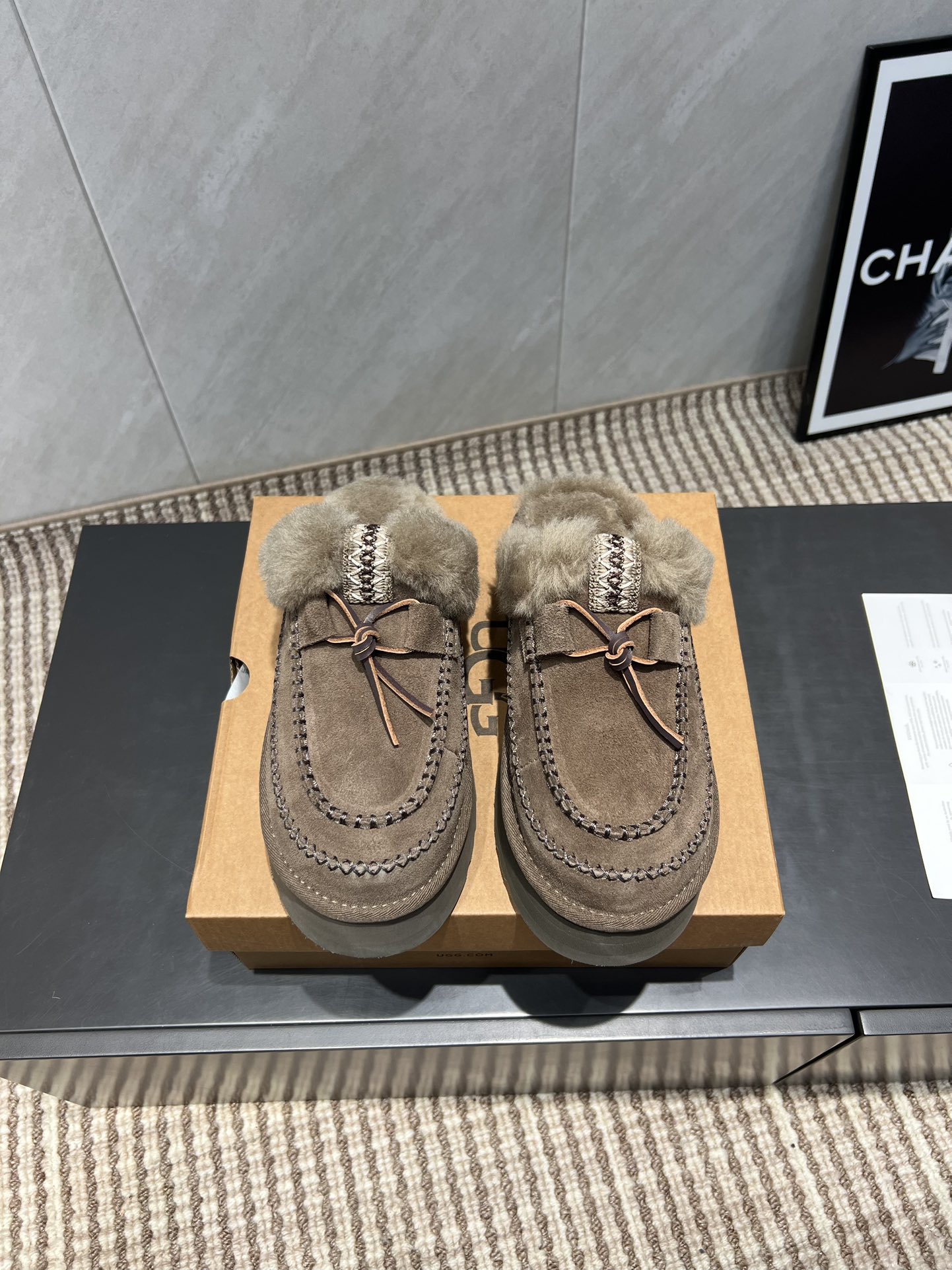 NO:484216,:Semi-torch 'Exclusive Top Version' UGG~25vs Fall and Winter Hot Sponge Cake Thick-soled Snow Boot Series... [Round toe Pure Wool Snow Boots] A shoe that won't be the same as you wear, a simple partition design with spotted outsole, silk curls on the upper, a must-have for autumn and winter, no matter what pants and skirts can be controlled, it is very comfortable and beautiful to put on the feet... Fabric: Original custom sheep lining Inner: Original custom wool Foot pad: Original custom wool Outsole: Original open mold wear-resistant molding sole Size: 35-39 (for women 40 customization, no return or exchange) Packaging: Original full package Color: Official website synchronous update, snow boots, boots, skirts, real silk, sheep19860909:半拖《独家顶级版本》 UGG~25vs秋冬爆款松糕厚底雪地靴系列……【圆头纯羊毛雪地靴】 一款不会撞衫的鞋子、简约的隔板设计上斑点的大底、鞋面真丝卷毛、秋冬季必备款、无论什么裤子裙子都能驾驭、上脚非常舒适好看…… 面料:原版定制羊猄 内里:原版定制羊毛 垫脚:原版定制羊毛 大底:原版开模耐磨成型底 码数:35-39（女40定制不退换） 包装:原版全套包装 颜色:官网同步更新,雪地靴,boots,skirts,real silk,sheep,Women's Shoes