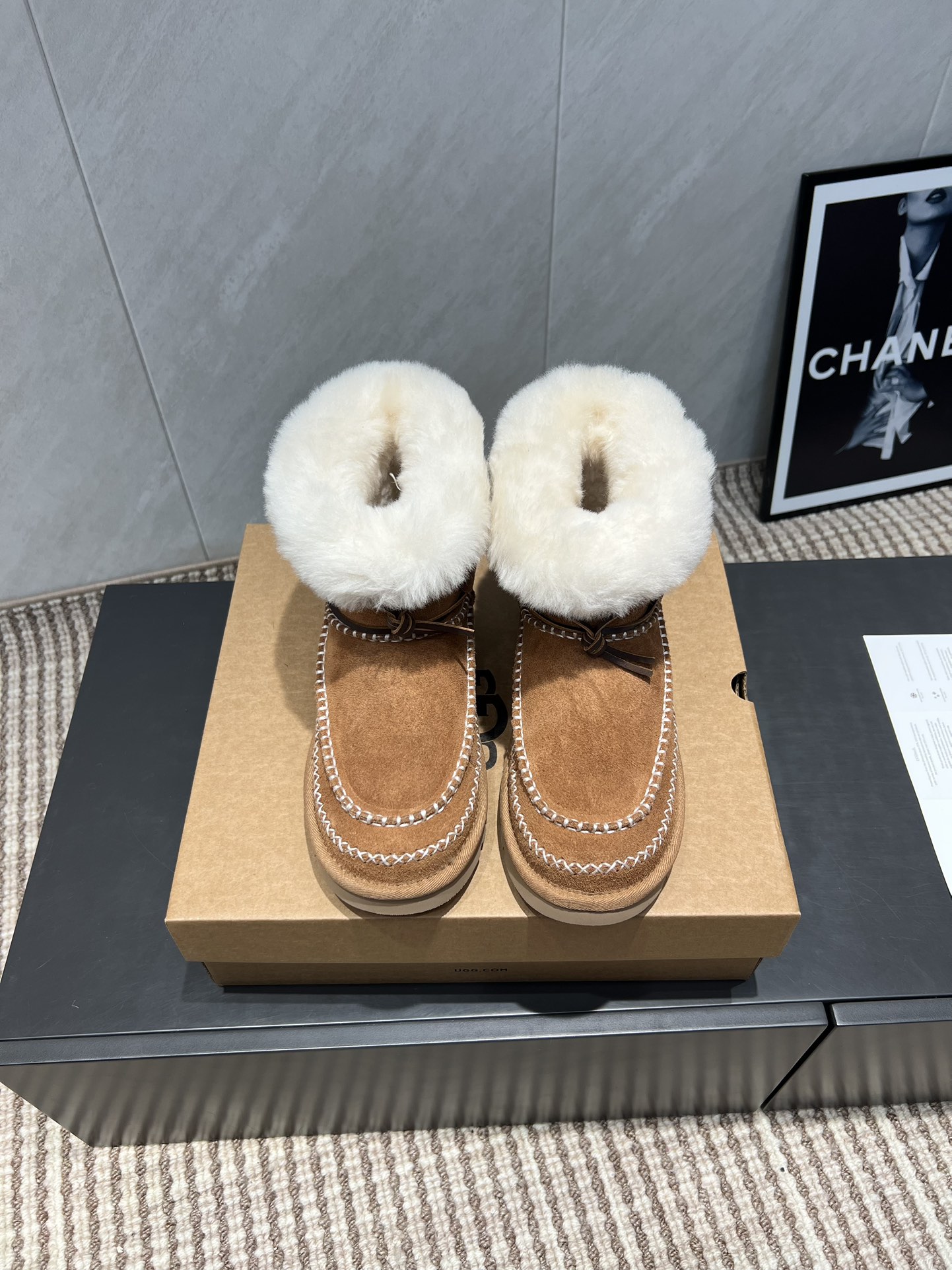 NO:484223,: Chinese boots 'Exclusive Top Version' UGG~25vs Fall and Winter Hot Sponge Cake Thick-soled Snow Boot Series... [Round toe Pure Wool Snow Boots] A shoe that won't be the same as you wear, a simple partition design with spotted outsole, silk curls on the upper, a must-have for autumn and winter, no matter what pants and skirts can be controlled, it is very comfortable and beautiful to put on the feet... Fabric: Original custom sheep lining Inner: Original custom wool Foot pad: Original custom wool Outsole: Original open mold wear-resistant molding sole Size: 35-39 (for women 40 customization, no return or exchange) Packaging: Original full package Color: Official website synchronous update, snow boots, boots, skirts, real silk, sheep19860909:中靴《独家顶级版本》 UGG~25vs秋冬爆款松糕厚底雪地靴系列……【圆头纯羊毛雪地靴】 一款不会撞衫的鞋子、简约的隔板设计上斑点的大底、鞋面真丝卷毛、秋冬季必备款、无论什么裤子裙子都能驾驭、上脚非常舒适好看…… 面料:原版定制羊猄 内里:原版定制羊毛 垫脚:原版定制羊毛 大底:原版开模耐磨成型底 码数:35-39（女40定制不退换） 包装:原版全套包装 颜色:官网同步更新,雪地靴,boots,skirts,real silk,sheep,Women's Shoes