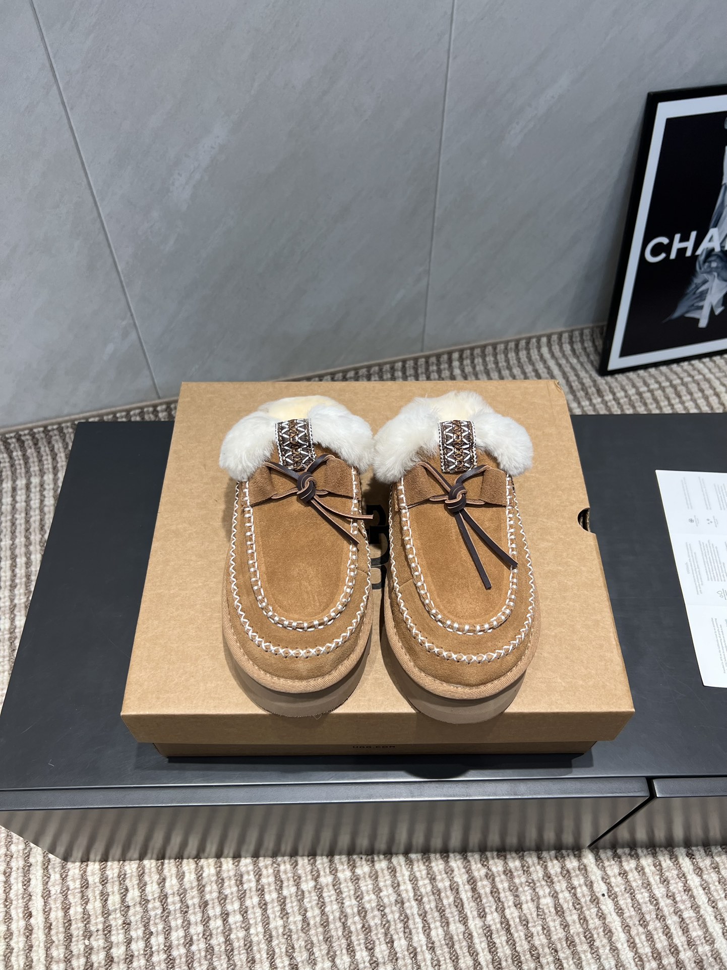 NO:484235,:Semi-torch 'Exclusive Top Version' UGG~25vs Fall and Winter Hot Sponge Cake Thick-soled Snow Boot Series... [Round toe Pure Wool Snow Boots] A shoe that won't be the same as you wear, a simple partition design with spotted outsole, silk curls on the upper, a must-have for autumn and winter, no matter what pants and skirts can be controlled, it is very comfortable and beautiful to put on the feet... Fabric: Original custom sheep lining Inner: Original custom wool Foot pad: Original custom wool Outsole: Original open mold wear-resistant molding sole Size: 35-39 (for women 40 customization, no return or exchange) Packaging: Original full package Color: Official website synchronous update, snow boots, boots, skirts, real silk, sheep19860909:半拖《独家顶级版本》 UGG~25vs秋冬爆款松糕厚底雪地靴系列……【圆头纯羊毛雪地靴】 一款不会撞衫的鞋子、简约的隔板设计上斑点的大底、鞋面真丝卷毛、秋冬季必备款、无论什么裤子裙子都能驾驭、上脚非常舒适好看…… 面料:原版定制羊猄 内里:原版定制羊毛 垫脚:原版定制羊毛 大底:原版开模耐磨成型底 码数:35-39（女40定制不退换） 包装:原版全套包装 颜色:官网同步更新,雪地靴,boots,skirts,real silk,sheep,Women's Shoes