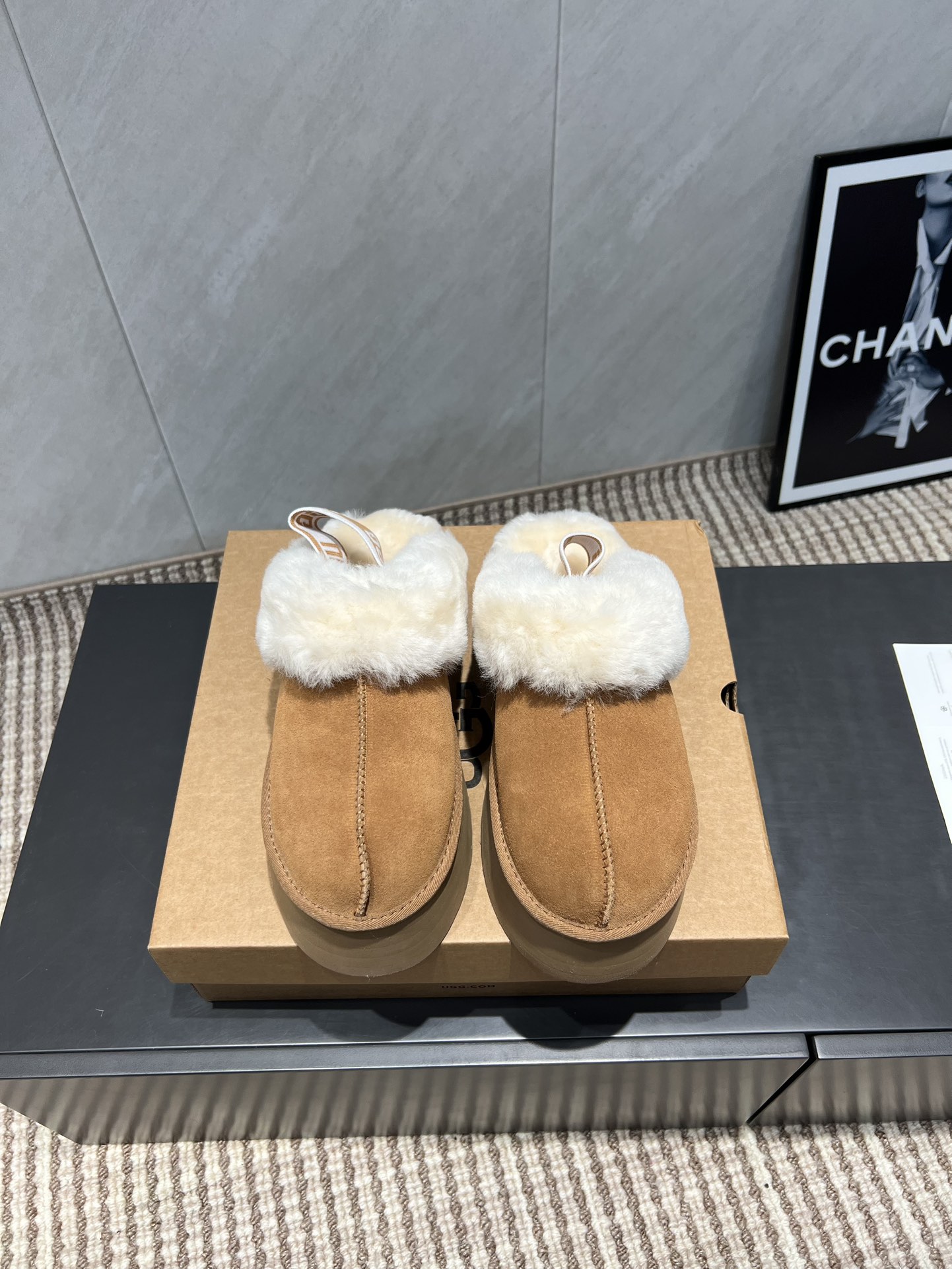 NO:484181,: Thick-soled elastic and tight style 'Exclusive Top Version' UGG~25vs autumn and winter hot-soled sponge cake thick-soled snow boot series... [Pure wool thick-soled snow boots] A shoe that won't be the same dress, a simple partition design with spotted outsole, silk curls on the upper, a must-have for autumn and winter, no matter what pants and skirts can be controlled, it is very comfortable and beautiful to put on the feet... Fabric: Original custom sheep lining Inner: Original custom wool Foot pad: Original custom wool Outsole: Original open mold wear-resistant molding sole Size: 35-39 (for women 40 customization, no return or exchange) Packaging: Original full package Color: Official website synchronous update, snow boots, boots, skirts, real silk, sheep19860909:厚底松紧款《独家顶级版本》 UGG~25vs秋冬爆款松糕厚底雪地靴系列……【纯羊毛厚底雪地靴】 一款不会撞衫的鞋子、简约的隔板设计上斑点的大底、鞋面真丝卷毛、秋冬季必备款、无论什么裤子裙子都能驾驭、上脚非常舒适好看…… 面料:原版定制羊猄 内里:原版定制羊毛 垫脚:原版定制羊毛 大底:原版开模耐磨成型底 码数:35-39（女40定制不退换） 包装:原版全套包装 颜色:官网同步更新,雪地靴,boots,skirts,real silk,sheep,Women's Shoes