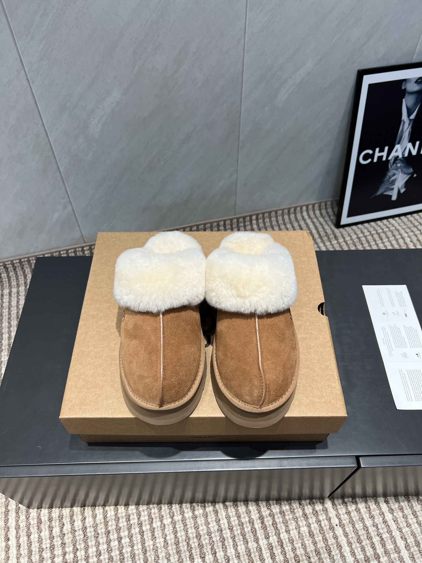 NO:484187,: Thick sole semi-travel 'Exclusive Top Version' UGG~25vs Fall and Winter Shoe Cake Thick Sole Snow Boot Series... [Pure Wool Thick Sole Snow Boots] A shoe that won't be the same as you wear, a simple partition design with spotted outsole, silk curls on the upper, a must-have for autumn and winter, no matter what pants and skirts can be controlled, it is very comfortable and beautiful to put on the feet... Fabric: Original custom wool Inner: Original custom wool Foot pad: Original custom wool Outsole: Original open mold wear-resistant molding sole Size: 35-39 (for women 40 customization, no return or exchange) Packaging: Original full package Color: Official website synchronous update, snow boots, boots, skirts, real silk, sheep19860909:厚底半拖《独家顶级版本》 UGG~25vs秋冬爆款松糕厚底雪地靴系列……【纯羊毛厚底雪地靴】 一款不会撞衫的鞋子、简约的隔板设计上斑点的大底、鞋面真丝卷毛、秋冬季必备款、无论什么裤子裙子都能驾驭、上脚非常舒适好看…… 面料:原版定制羊猄 内里:原版定制羊毛 垫脚:原版定制羊毛 大底:原版开模耐磨成型底 码数:35-39（女40定制不退换） 包装:原版全套包装 颜色:官网同步更新,雪地靴,boots,skirts,real silk,sheep,Women's Shoes