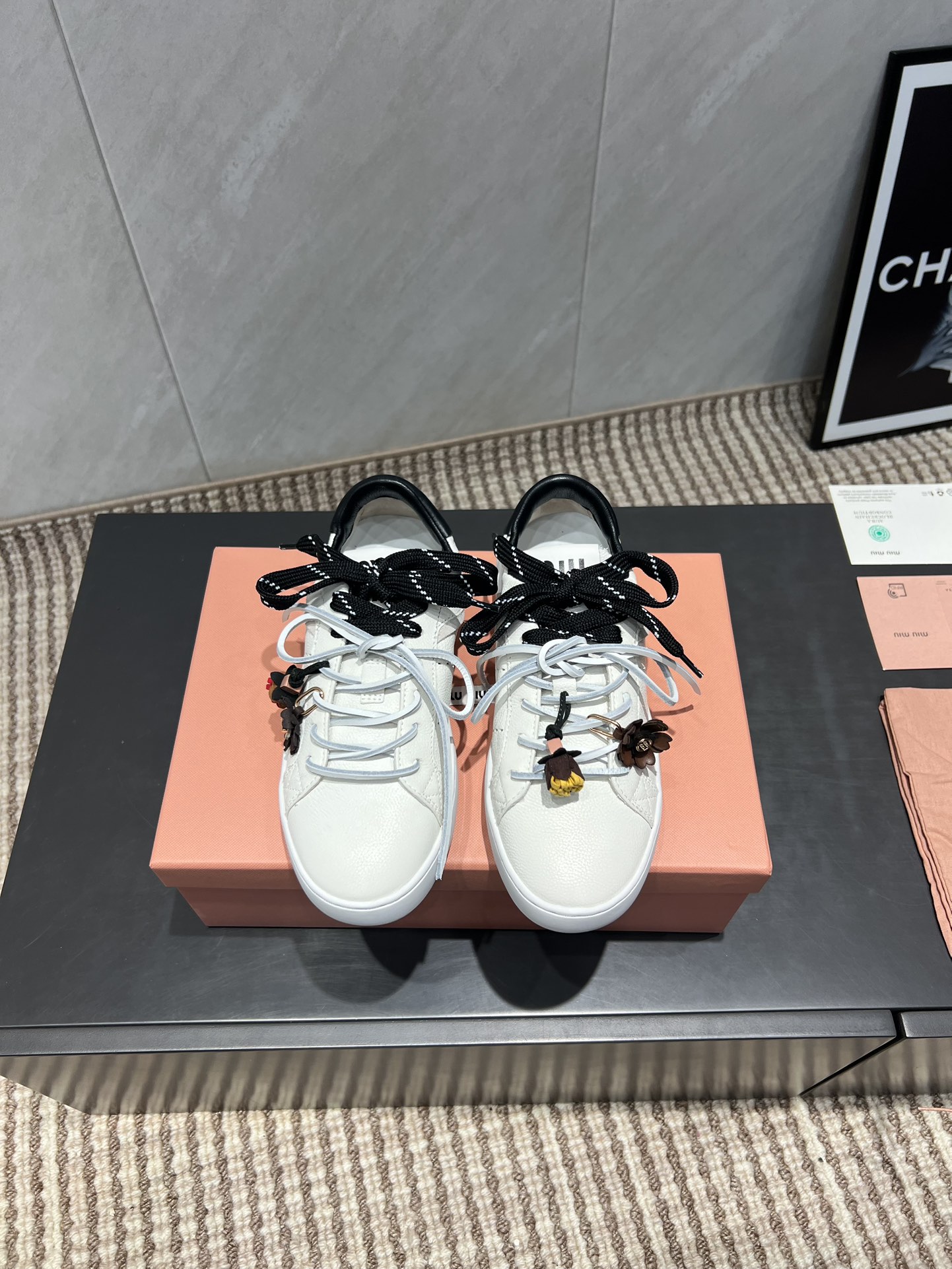 NO:484180,'Exclusive Top Version' Miumiu Miumiu 2025vs latest hot casual shoes series... [Color-blocking flower casual shoes] Miumiu latest hot avant-garde and bold design, Miu Miu style is integrated into the simple lines of this thick-soled canvas sneaker, the chic logo is decorated on the tongue and back of the shoe, embellished with retro design, adding iconic elements!  Thick sole design defines avant-garde modern style. Customized fabric original cowhide flower buckle craftsmanship. Customized inner sheepskin. Customized foot pads. Injection molding. Large sole original mold opening and anti-slip molding. Packaging. Full set of packaging. Size 35-39 (40 customized) Color official website is updated simultaneously, casual shoes/sports shoes, miumiu, sneakers, cowhide, sheepskin.19860909《独家顶级版本》 缪缪miumiu 2025vs最新爆款休闲鞋系列……【拼色花朵款休闲鞋】  miumiu最新爆款 前卫大胆的设计,Miu Miu风格融于此款厚底帆布运动鞋的简约线条, 别致徽标饰于鞋舌与背面,点缀复古设计,平添标志性元素！厚底设计定义前卫的现代风格 面料定制原版牛皮花朵扣工艺 内里定制原版羊皮 垫脚定制注塑成型 大底原版开模防滑成型底 包装原版全套包装 码数35-39（40定制） 颜色官网同步更新,休闲鞋/运动鞋,miumiu,sneakers,cowhide,sheepskin,Women's Shoes