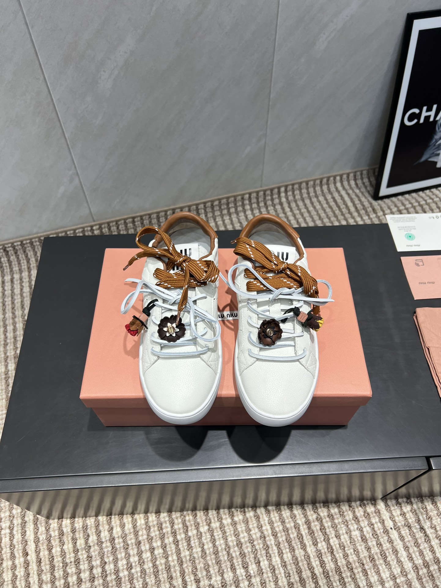 NO:484186,'Exclusive Top Version' Miumiu Miumiu 2025vs latest hot casual shoes series... [Color-blocking flower button casual shoes] Miumiu latest hot avant-garde and bold design, Miu Miu style is integrated into the simple lines of this thick-soled canvas sneaker, the chic logo is decorated on the tongue and back of the shoe, embellished with retro design, adding iconic elements!  Thick sole design defines avant-garde modern style. Customized fabric original cowhide flower buckle craftsmanship. Customized inner sheepskin. Customized foot pads. Injection molding. Large sole original mold opening and anti-slip molding. Packaging. Full set of packaging. Size 35-39 (40 customized) Color official website is updated simultaneously, casual shoes/sports shoes, miumiu, sneakers, cowhide, sheepskin.19860909《独家顶级版本》 缪缪miumiu 2025vs最新爆款休闲鞋系列……【拼色花朵扣休闲鞋】  miumiu最新爆款 前卫大胆的设计,Miu Miu风格融于此款厚底帆布运动鞋的简约线条, 别致徽标饰于鞋舌与背面,点缀复古设计,平添标志性元素！厚底设计定义前卫的现代风格 面料定制原版牛皮花朵扣工艺 内里定制原版羊皮 垫脚定制注塑成型 大底原版开模防滑成型底 包装原版全套包装 码数35-39（40定制） 颜色官网同步更新,休闲鞋/运动鞋,miumiu,sneakers,cowhide,sheepskin,Women's Shoes