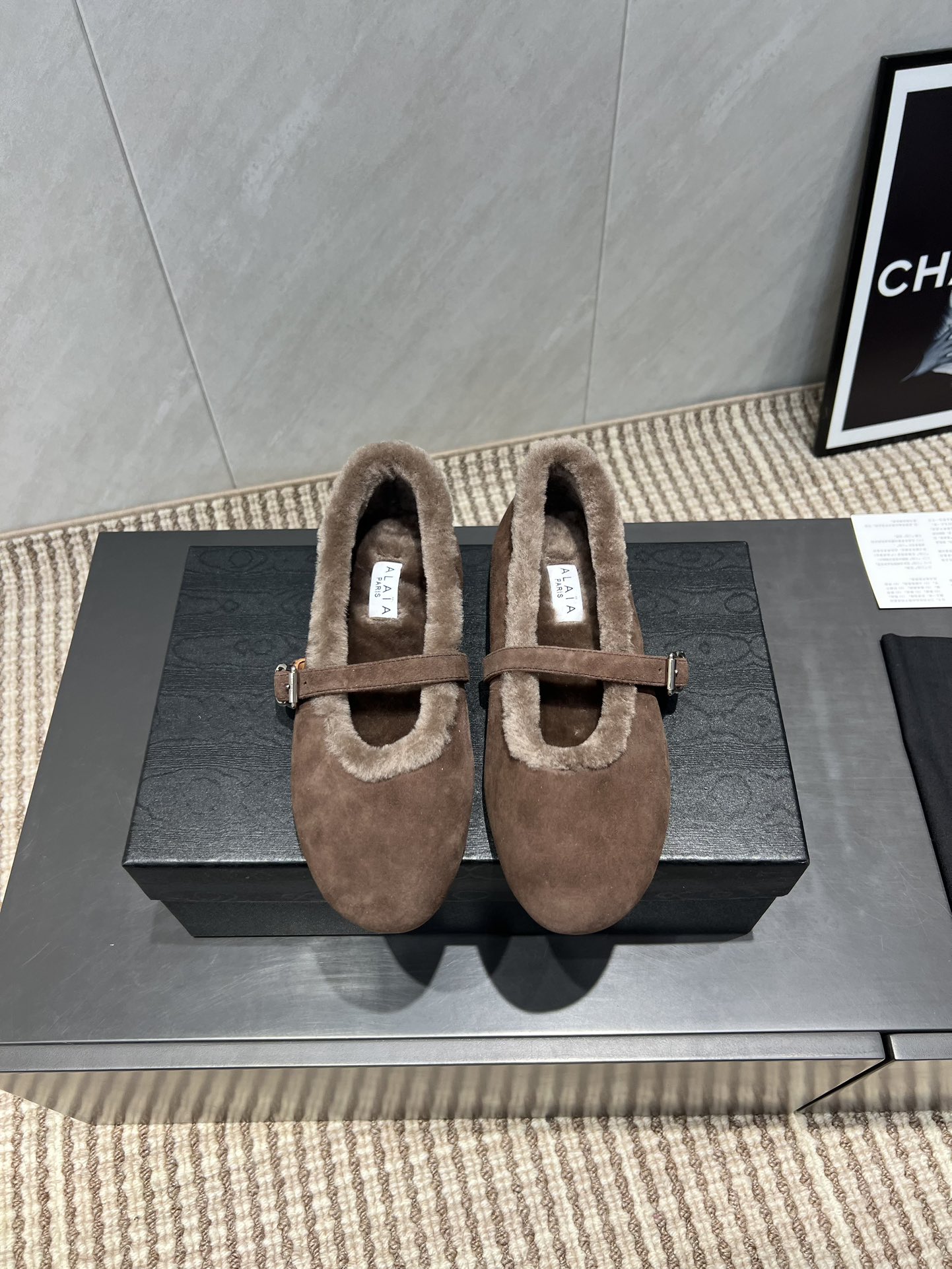 NO:484080,:Wool shoes 'Exclusive Top Version' Niche ALAIA 2025vs Early Autumn Latest Wool Shoes Series... [Round toe horizontal fur shoes with flat sole] Alaya has another sexy side. It can be easily controlled with different styles and styles. Whether it is jeans, suit pants, or pleated skirts, it can enhance your outfit to fashion, elegance and excellence. Fabric: Original custom cashmere Inner: Original custom wool Foot pad: Original custom wool Outsole: Original open mold rubber outsole Size: 36-39 (35.40.41.42 Customized without return and exchange) Packaging: Original full package Color: Official website synchronous update, fur shoes, alaia, skirts, jeans, business suit19860909:毛鞋《独家顶级版本》  小众ALAIA 2025vs早秋最新毛鞋系列……【圆头横带平底毛鞋】 阿莱娅还有另外性感的一面 配上不同款式,不同风格都能轻松驾驭,无论牛仔裤,西装裤,还是百褶裙,都能将你的穿搭提升到时尚,优雅和卓越之中 面料:原版定制羊绒 内里:原版定制羊毛 垫脚:原版定制羊毛 大底:原版开模橡胶大底 码数:36-39（35.40.41.42定制不退换） 包装:原版全套包装 颜色:官网同步更新,毛毛鞋,alaia,skirts,jeans,business suit,Women's Shoes