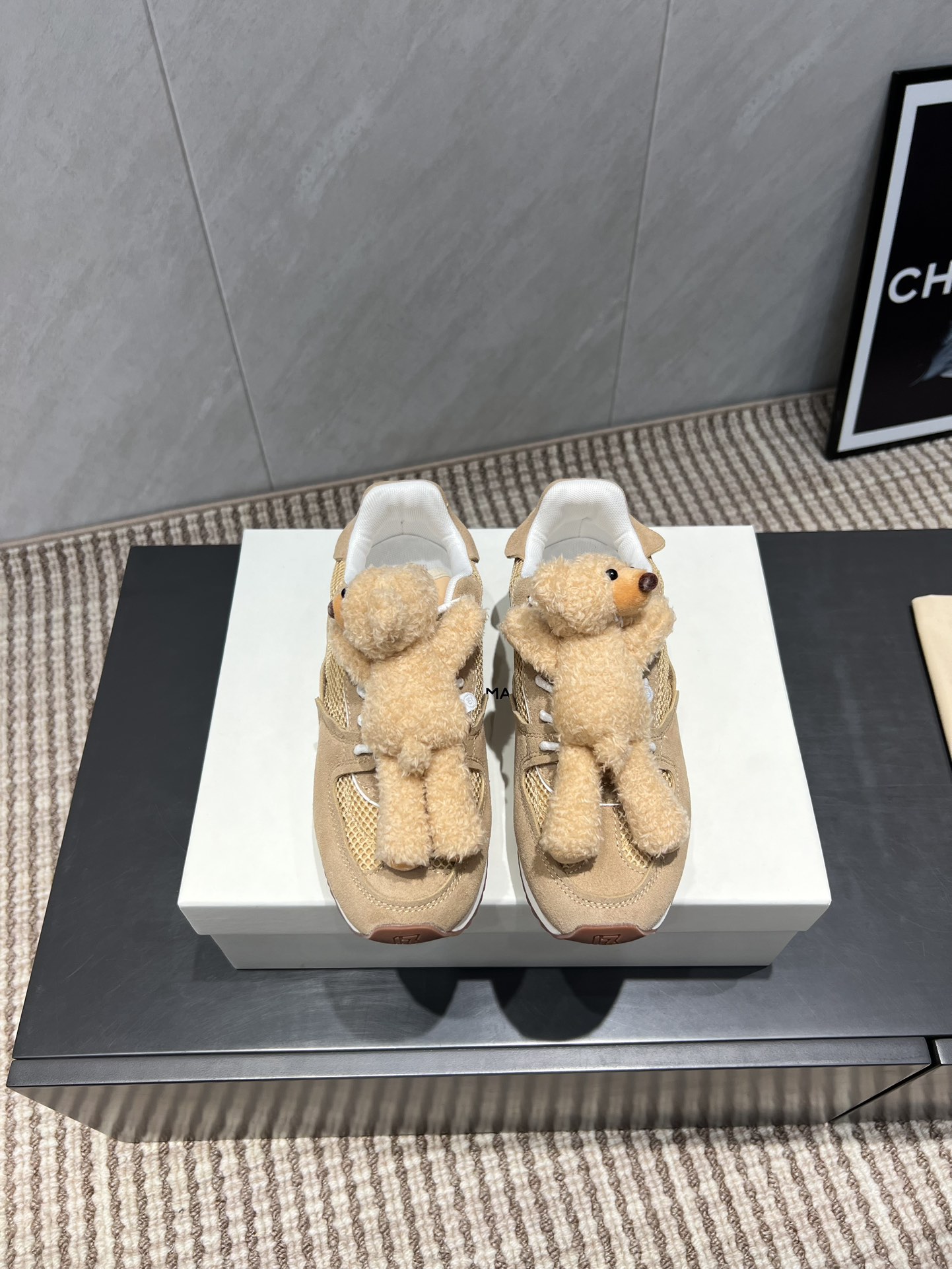 NO:484076,'Exclusive Top Version' 13DEMARZO Niche Trendy Brand 25VS Latest Fall Casual Series... [Round-toed Bear Casual Shoes] Shoes and Bears can be matched together. The soft and cute little bears are fixed with elastic buttons (very firm and not easy to fall off). The spliced ​​upper surface. The black will be more dirt-resistant and better care. The wide shoelace design has a strong texture. Rubber sole. Wear-resistant and non-slip. The shoe shape is also very suitable for various combinations of daily life. Casual and comfortable. Fabric: Original custom cashmere bear accessories. Inner: Original custom breathable mesh. Foot pads: Original injection molding pads. Outsole: Original mold foam combination sole. Packaging: Original full set of packaging. Size: 35-39 (40 customization without return and exchange) Color: Synchronous update of the official website, casual shoes/sports shoes, sneakers.19860909《独家顶级版本》  13DEMARZO 小众潮牌 25VS 早秋最新爆款休闲系列…【圆头小熊休闲鞋】 鞋子和小熊居然也能搭配到了一起,软萌可爱的小熊通过弹力纽扣固定(很牢固 不易脱落) 拼接的帮面 黑色会更耐脏也更好打理宽鞋带设计整体质感十足 橡胶鞋底 耐磨防滑 板鞋造型也很适合日常生活的各种搭配 休闲又舒适 面料:原版定制羊绒小熊饰件 内里:原版定制透气网 垫脚:原版注塑成型垫 大底:原版开模发泡组合底 包装:原版全套包装 码数:35-39（40定制不退换） 颜色:官网同步更新,休闲鞋/运动鞋,sneakers,Women's Shoes