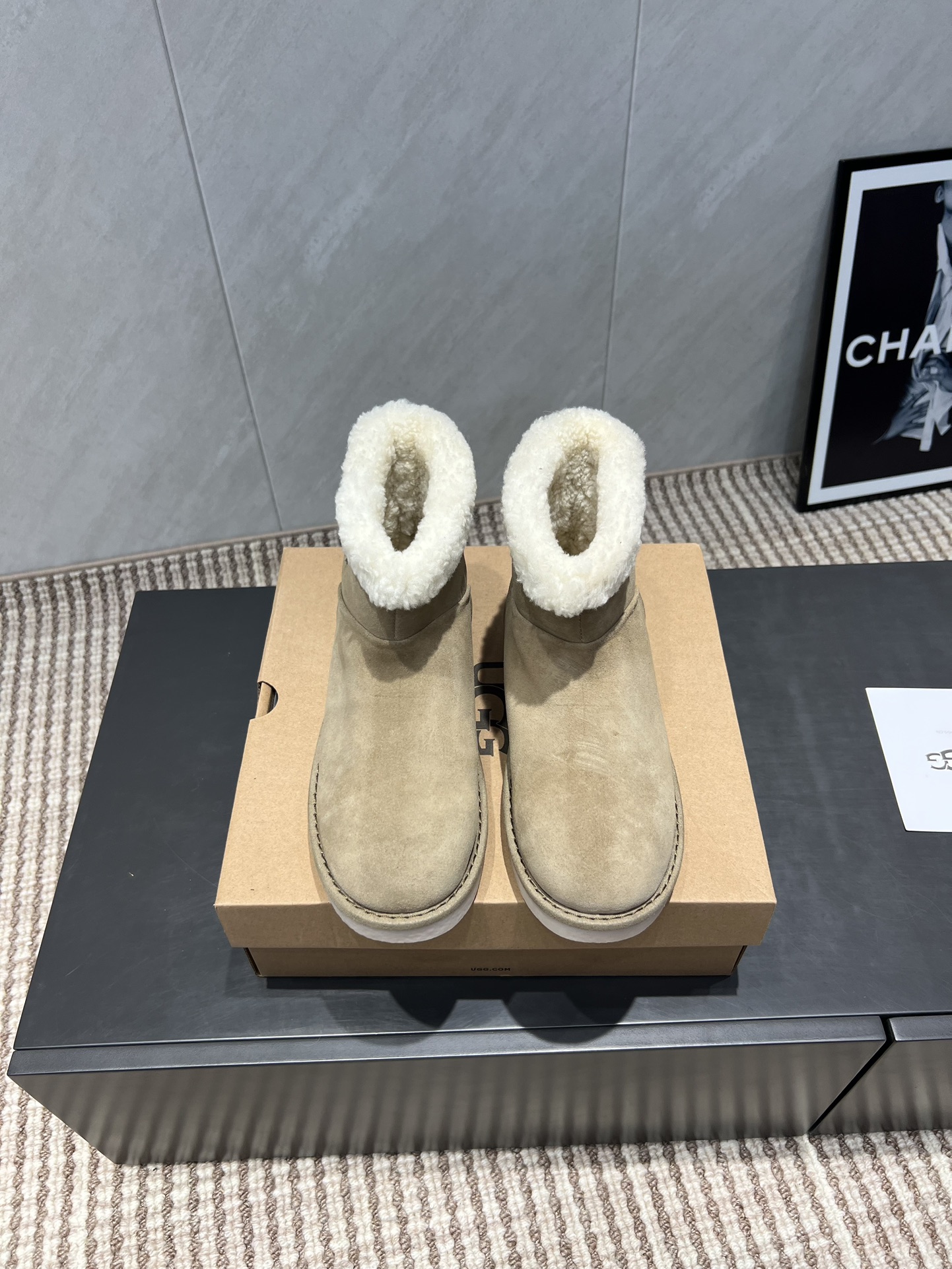 NO:484177,'Exclusive Top Version' Miumiu Miumiu 2025vs Early Autumn Latest Snow Boot Series... [Round toe thick-soled snow boots] Close-up of details from Miu Miu series Trendy elements of the new season, with the concept of the love at this moment, diverse and conveying modern style~ It looks good no matter how you wear ♀Fashion favorite, super comfortable to wear, fabric custom original wool custom inside, foot pad custom original wool, big sole original open mold rubber sole, packaging original full set of packaging, number 35-39 (40 customization) Color official website synchronous update, snow boots, miumiu, boots,19860909《独家顶级版本》 缪缪miumiu2025vs早秋最新爆款雪地靴系列……【圆头厚底雪地靴】  来自Miu Miu系列的细节特写 新季的潮流要素 ,与此刻挚爱的概念,多元对撞,传达现代风格~ 怎么穿都好看♀时髦精最爱 上脚超级舒服 面料定制原版牛猄 内里定制原版羊毛 垫脚定制原版羊毛 大底原版开模橡胶大底 包装原版全套包装 码数35-39（40定制） 颜色官网同步更新,雪地靴,miumiu,boots,Women's Shoes