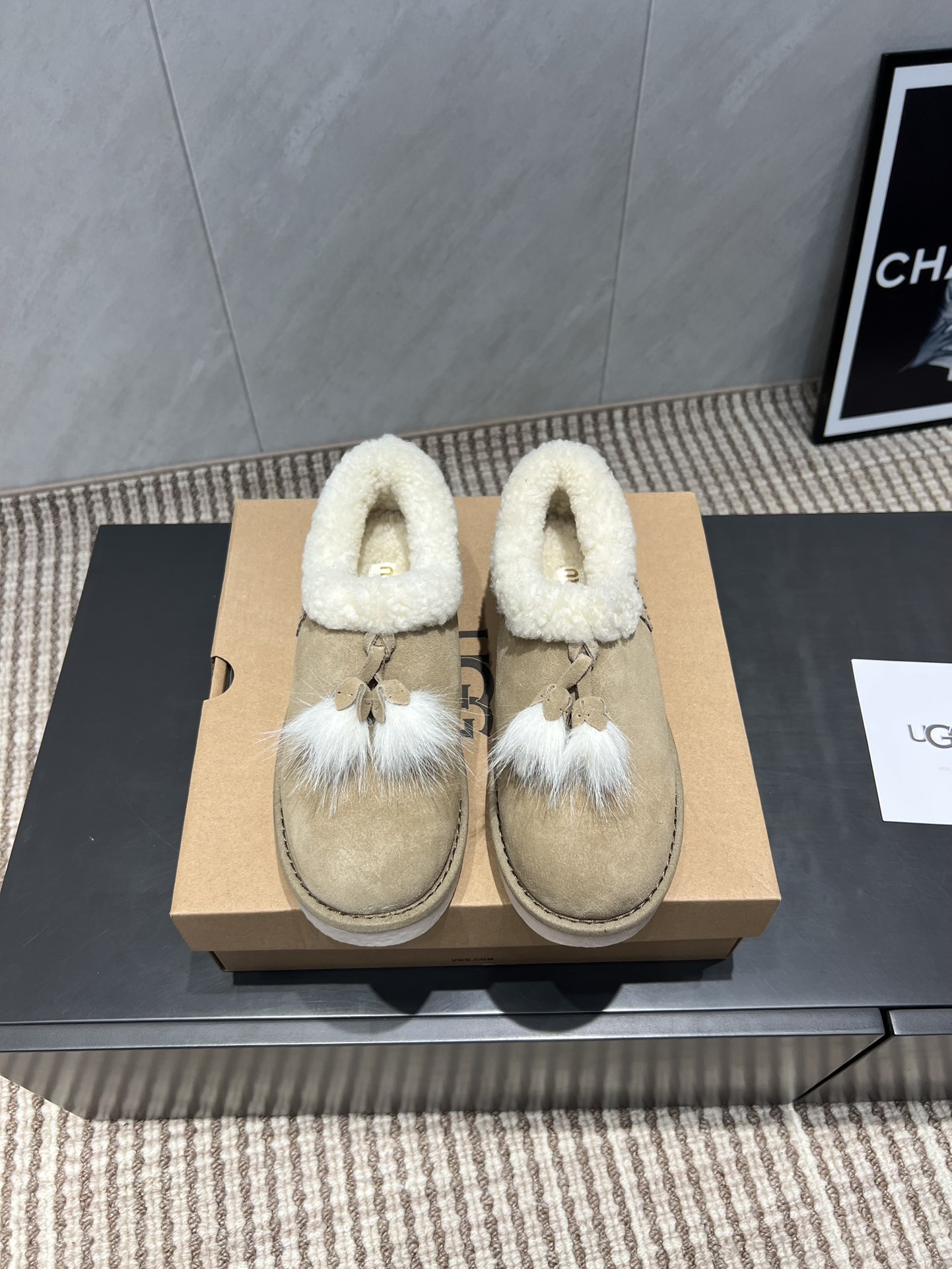 NO:484071,'Exclusive Top Version' Miumiu Miumiu 2025vs Early Autumn Latest Snow Boot Series... [Round toe tassel snow boots] Close-up of details from Miu Miu series Trendy elements of the new season, with the concept of the love at this moment, diverse and conveying modern style~ It looks good no matter how you wear ♀ Fashionable favorite, super comfortable to wear, fabric custom original wool custom inside, foot pad custom original wool, big sole original open mold rubber sole, packaging original full set of packaging, number 35-39 (40 customization) Color official website synchronous update, snow boots, miumiu, boots,19860909《独家顶级版本》 缪缪miumiu2025vs早秋最新爆款雪地靴系列……【圆头流苏雪地靴】  来自Miu Miu系列的细节特写 新季的潮流要素 ,与此刻挚爱的概念,多元对撞,传达现代风格~ 怎么穿都好看♀时髦精最爱 上脚超级舒服 面料定制原版牛猄 内里定制原版羊毛 垫脚定制原版羊毛 大底原版开模橡胶大底 包装原版全套包装 码数35-39（40定制） 颜色官网同步更新,雪地靴,miumiu,boots,Women's Shoes