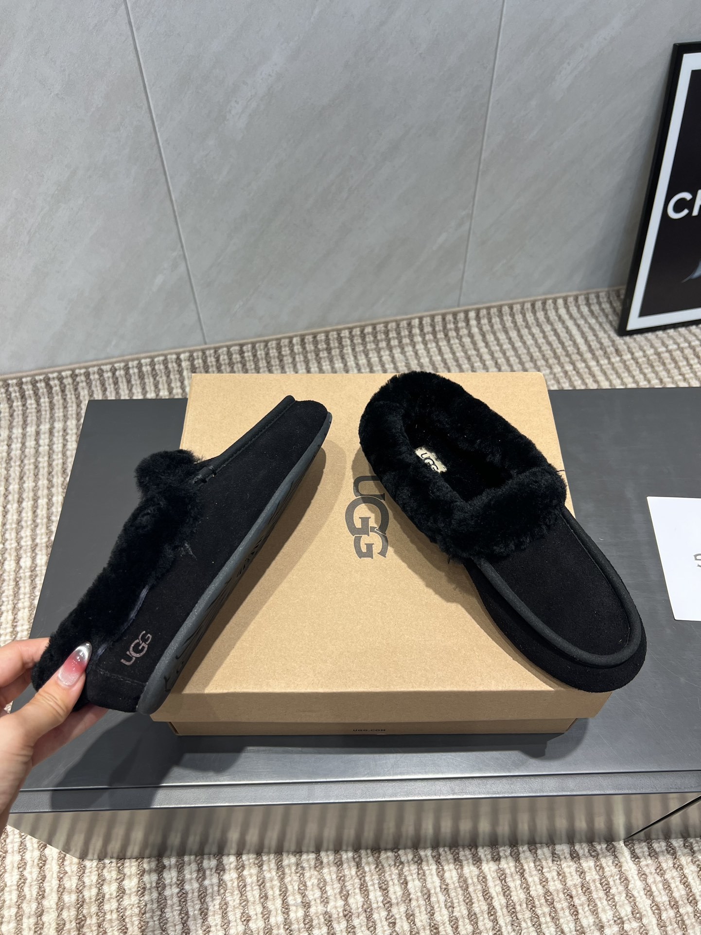 UGG秋冬爆款松糕厚底休闲毛鞋系列……【圆头平底毛鞋】一款不会撞衫的鞋子、简约的隔板设计➕上斑点的大底、