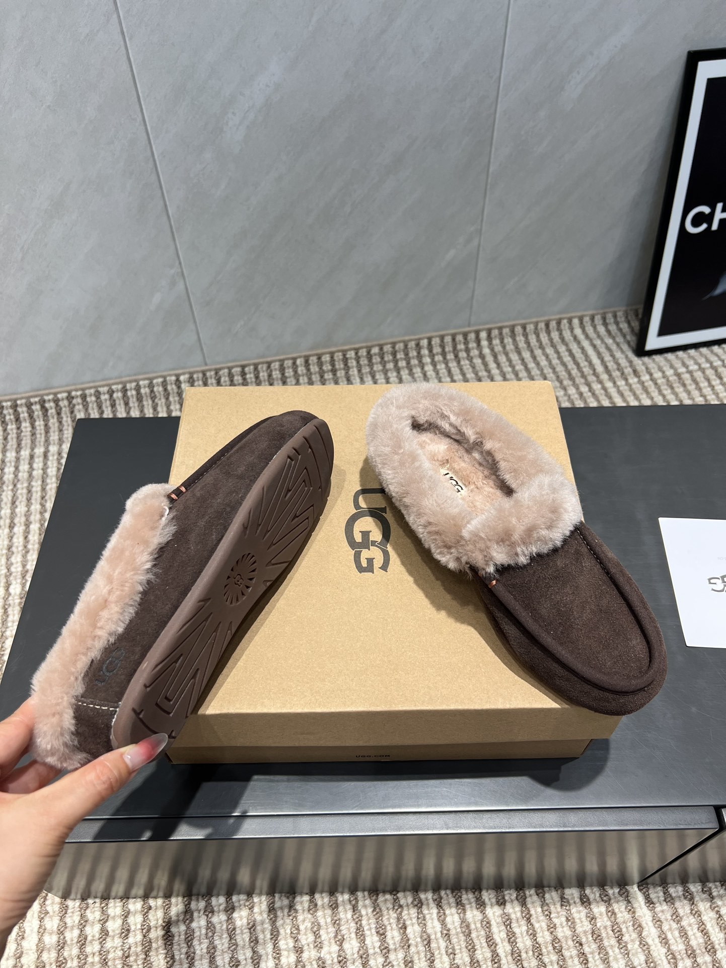 UGG秋冬爆款松糕厚底休闲毛鞋系列……【圆头平底毛鞋】一款不会撞衫的鞋子、简约的隔板设计➕上斑点的大底、