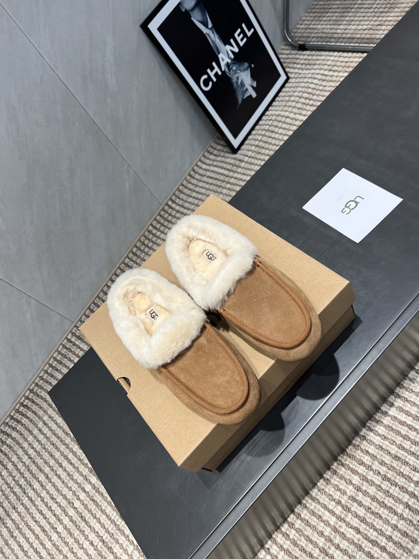 UGG秋冬爆款松糕厚底休闲毛鞋系列……【圆头平底毛鞋】一款不会撞衫的鞋子、简约的隔板设计➕上斑点的大底、