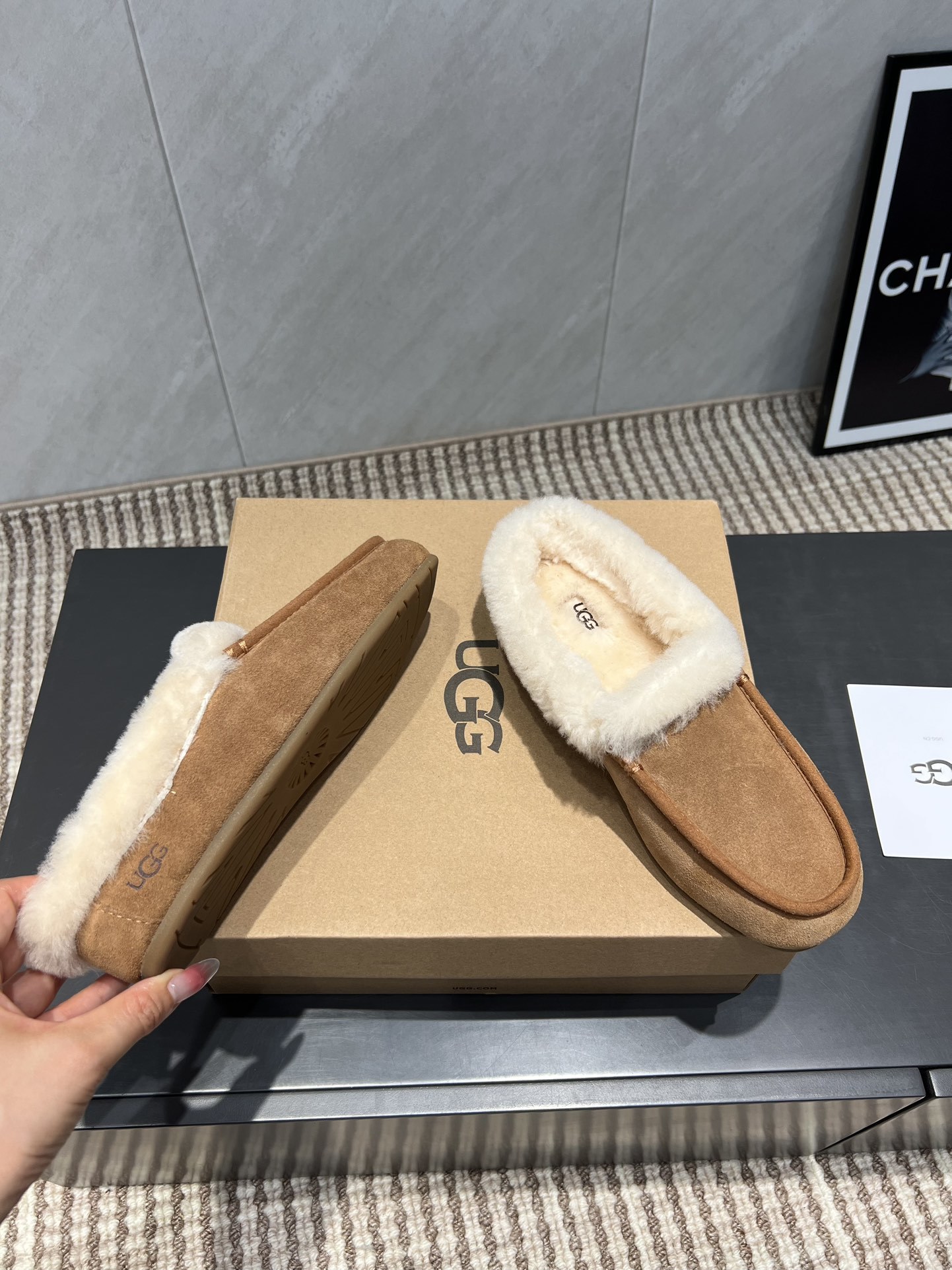 UGG秋冬爆款松糕厚底休闲毛鞋系列……【圆头平底毛鞋】一款不会撞衫的鞋子、简约的隔板设计➕上斑点的大底、