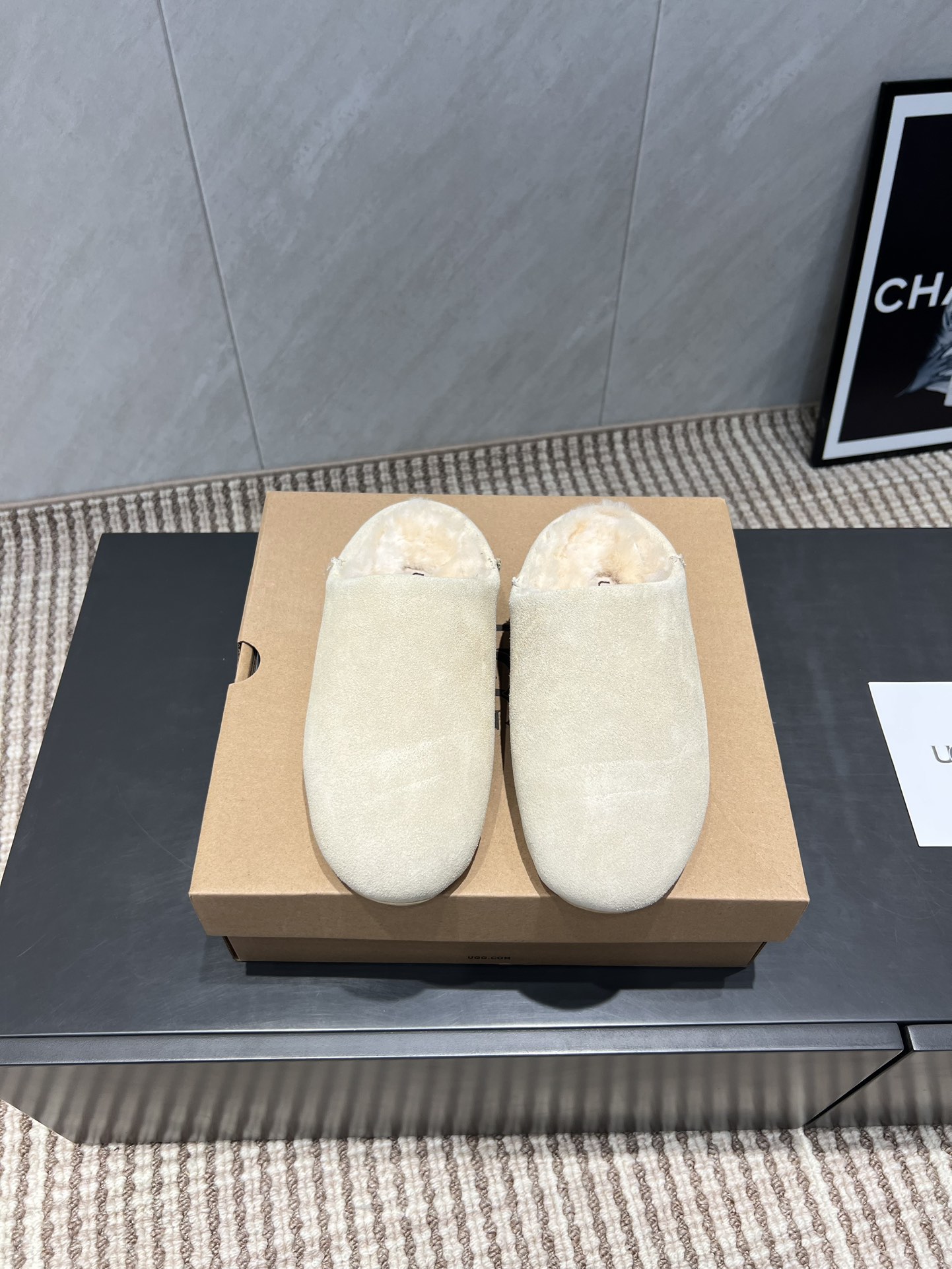 NO:484174,: 'Exclusive Top Version' UGG~24vs Fall and Winter Hot Sponge Cake Thick-soled Casual Wool Shoes Series... [Round toe and semi-soled Wool Shoes] A shoe that won't be the same dress, a simple partition design with spotted outsole, silk curls on the upper, a must-have for autumn and winter, no matter what pants and skirts can be controlled, it is very comfortable and beautiful to put on the feet... Fabric: Original custom wool Inner: Original custom wool Foot pad: Original custom wool Outsole: Original open mold wear-resistant rubber sole Size: 35-39 (40 customization without return and exchange) Packaging: Original full package Color: Synchronous update of the official website, semi-soled Wool shoes, skirts, real silk19860909:《独家顶级版本》 UGG~24vs秋冬爆款松糕厚底休闲毛鞋系列……【圆头半拖毛鞋】 一款不会撞衫的鞋子、简约的隔板设计上斑点的大底、鞋面真丝卷毛、秋冬季必备款、无论什么裤子裙子都能驾驭、上脚非常舒适好看…… 面料:原版定制牛猄 内里:原版定制羊毛 垫脚:原版定制羊毛 大底:原版开模耐磨橡胶底 码数:35-39（40定制不退换） 包装:原版全套包装 颜色:官网同步更新,半拖毛毛鞋,skirts,real silk,Women's Shoes