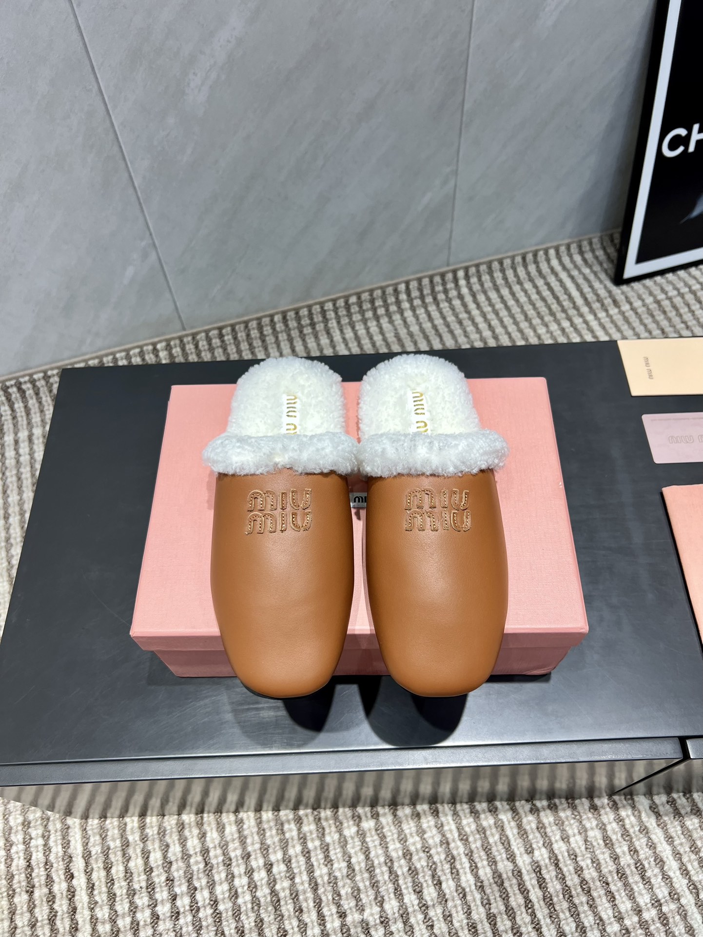 NO:543750,'Exclusive top version' Miu Miu miumiu2025 vs new mop series... versatile and fashionable items!  Whether worn at home or outside, it is a symbol of taste!  Matching socks in autumn and winter is even more amazing. The fabric is customized with original cowhide leather logo crafts. The lining is customized with original wool. The feet are customized with original wool. The outsole is original open-molded rubber wear-resistant sole. The original full set of packaging is packaged. The code number is 35-39 (40 customized). The color is updated simultaneously on the official website, semi-furry shoes, miumiu, cowhide, socks.19860909《独家顶级版本》 缪缪miumiu2025vs新款毛拖系列……  百搭时髦单品！不管居家还是外穿都是品味的象征性！ 秋冬搭配袜子 那更是太绝太绝了 面料定制原版牛皮车皮logo工艺 内里定制原版羊毛 垫脚定制原版羊毛 大底原版开模橡胶耐磨底 包装原版全套包装 码数35-39（40定制） 颜色官网同步更新,半拖毛毛鞋,miumiu,cowhide,socks,Women's Shoes