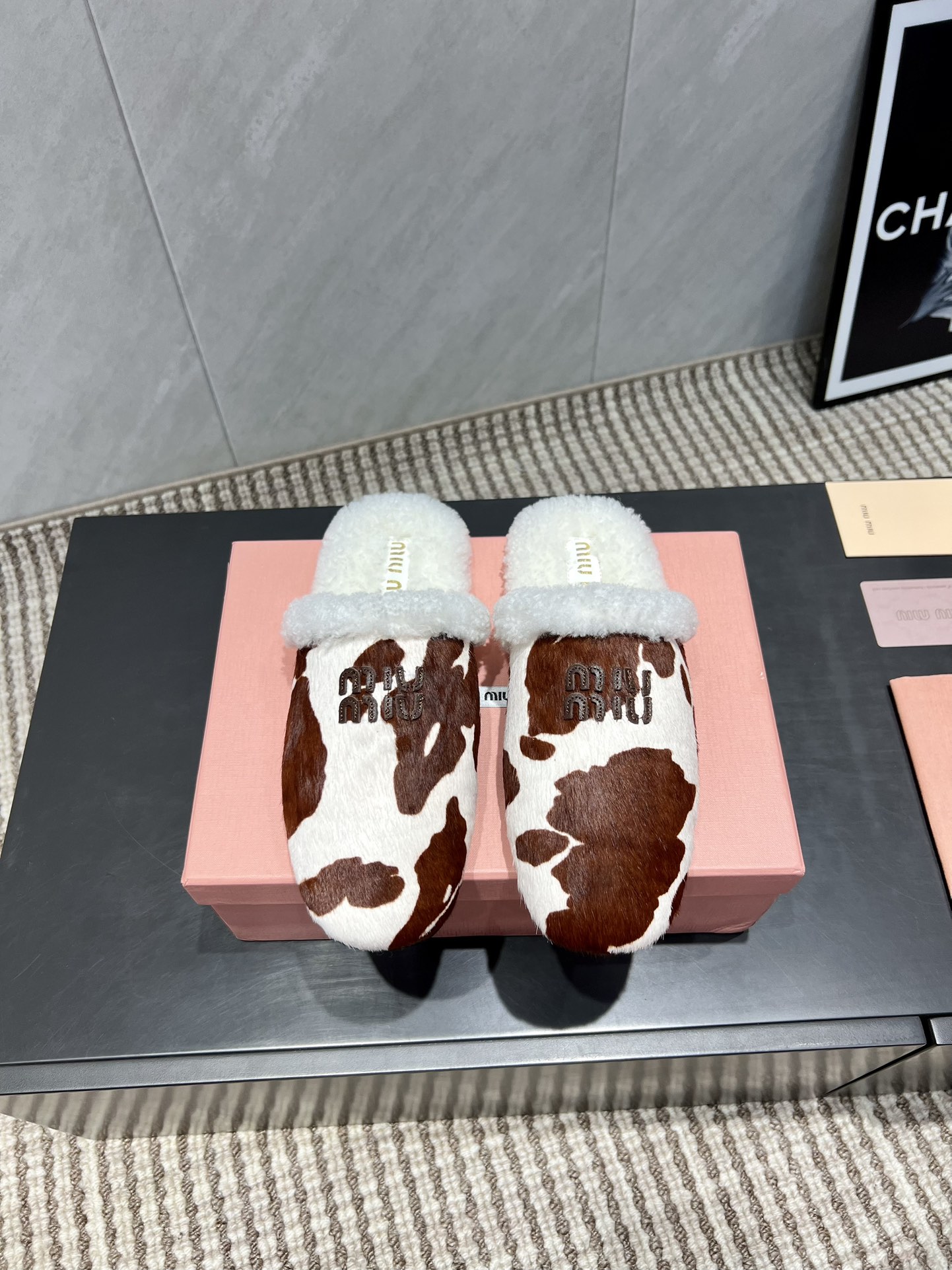 NO:543752,'Exclusive Top Version' Miumiu 2025 vs new hair drag series... versatile and fashionable items!  Whether you wear it at home or outside, it is a symbol of taste!  It's even more amazing with socks in autumn and winter. Customized fabrics, original horse-haired carriage logo craftsmanship, customized inner lining, customized foot pads, customized original wool, large sole, open mold rubber wear-resistant sole, packaging, full set of packaging, 35-39 (40 customized) Color official website, simultaneous update, semi-torn fur shoes, miumiu, socks19860909《独家顶级版本》 缪缪miumiu2025vs新款毛拖系列……  百搭时髦单品！不管居家还是外穿都是品味的象征性！ 秋冬搭配袜子 那更是太绝太绝了 面料定制原版马毛车皮logo工艺 内里定制原版羊毛 垫脚定制原版羊毛 大底原版开模橡胶耐磨底 包装原版全套包装 码数35-39（40定制） 颜色官网同步更新,半拖毛毛鞋,miumiu,socks,Women's Shoes