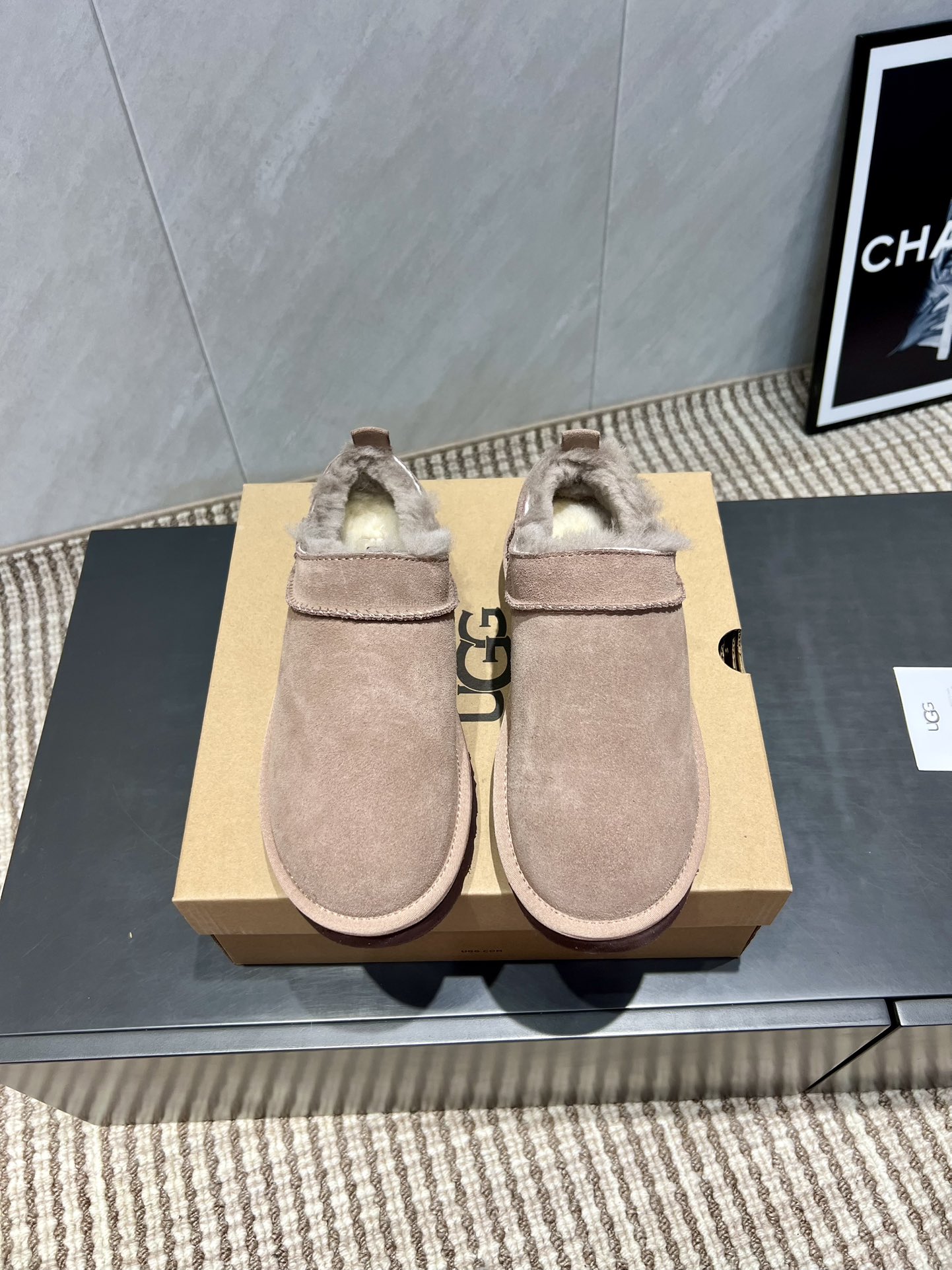 NO:543754,: 'Exclusive top version' UGG~24vs autumn and winter popular platform platform thick-soled casual fur shoes series... [Round-toe thick-soled fur shoes] A shoe that does not clash with shirts, simple partition design with spotted outsole, silk curly upper, a must-have for autumn and winter, can be worn with any pants or skirt, very comfortable and good-looking on the feet... Fabric: Original customized cow lining: Original customized wool Foot pads: Original customized wool Outsole: Original open-molded EVA foam sole  Code number: 35-39 (40 customized, non-returnable) Packaging: Original full set of packaging Color: Official website updated simultaneously, semi-furry shoes, skirts, real silk19860909:《独家顶级版本》 UGG~24vs秋冬爆款松糕厚底休闲毛鞋系列……【圆头厚底毛鞋】 一款不会撞衫的鞋子、简约的隔板设计上斑点的大底、鞋面真丝卷毛、秋冬季必备款、无论什么裤子裙子都能驾驭、上脚非常舒适好看…… 面料:原版定制牛猄 内里:原版定制羊毛 垫脚:原版定制羊毛 大底:原版开模EVA发泡底 码数:35-39（40定制不退换） 包装:原版全套包装 颜色:官网同步更新,半拖毛毛鞋,skirts,real silk,Women's Shoes